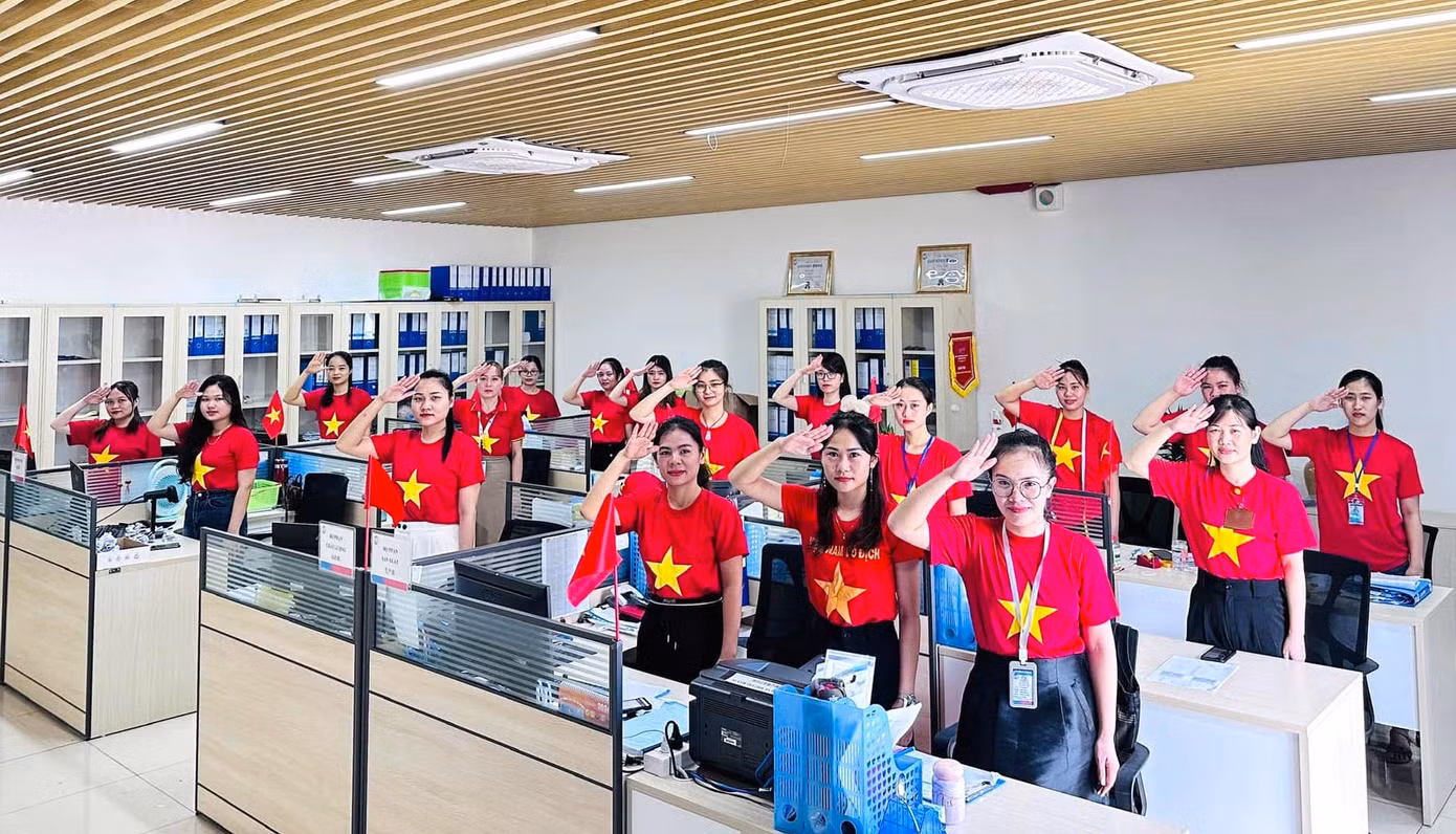 Không chỉ tại các khu xưởng, tại các khối hành chính văn phòng cũng hưởng ứng bằng cách đồng loạt mặc áo cờ đỏ sao vàng.