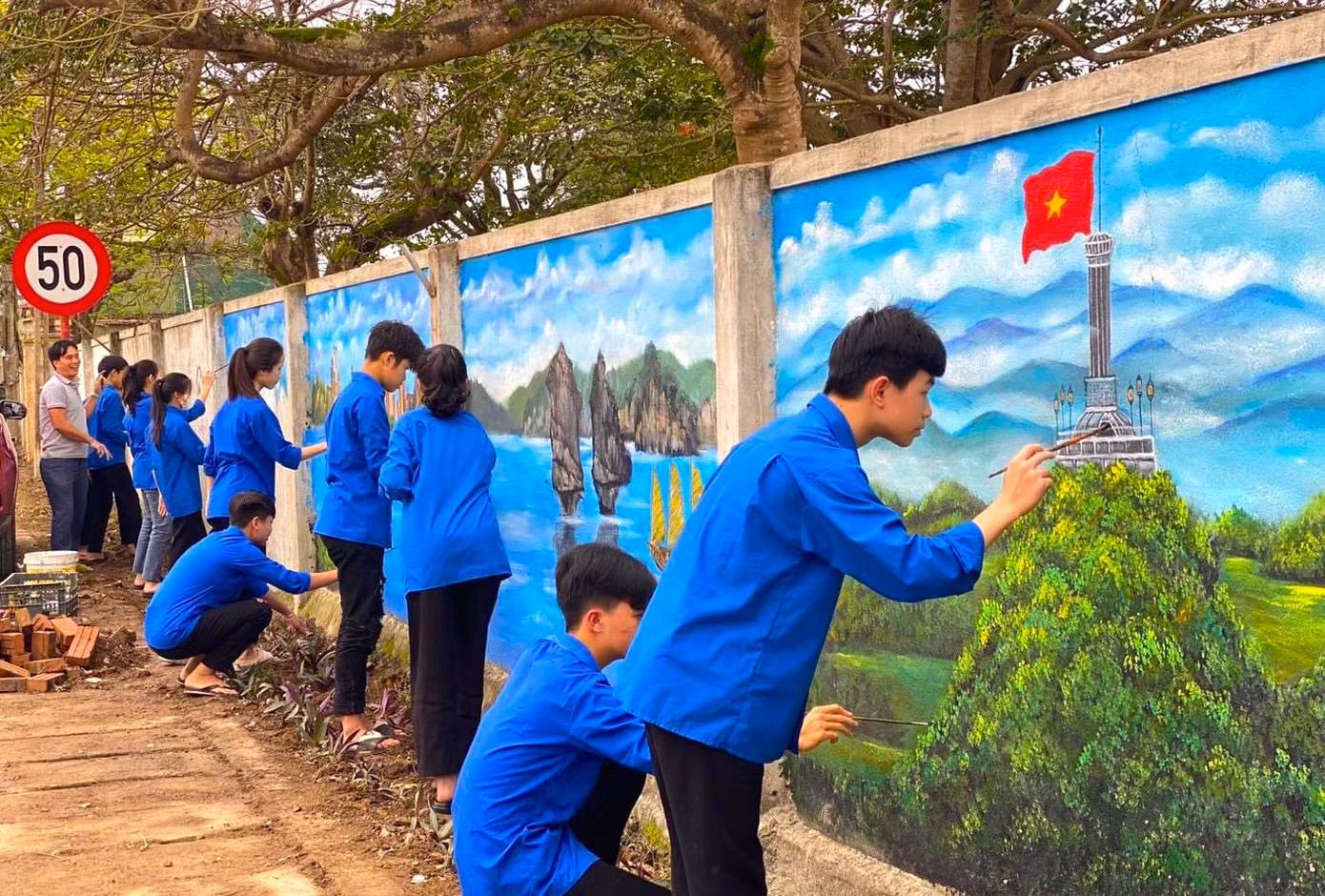 Anh Lê Văn Dũng - Phó Bí thư Huyện Đoàn Thanh Chương cho biết, gần 100 đoàn viên thanh niên được huy động để thực hiện công trình "Con đường bích họa". Chủ đề được chọn để vẽ lên những bức tường là các danh lam thắng cảnh, phong cảnh quê hương trên mọi miền Tổ quốc. Để các bức tranh đẹp và có hồn nhằm quảng bá danh lam thắng cảnh đất nước, đơn vị phải thuê thêm một số thợ chính để cùng đoàn viên thực hiện vẽ tranh.
