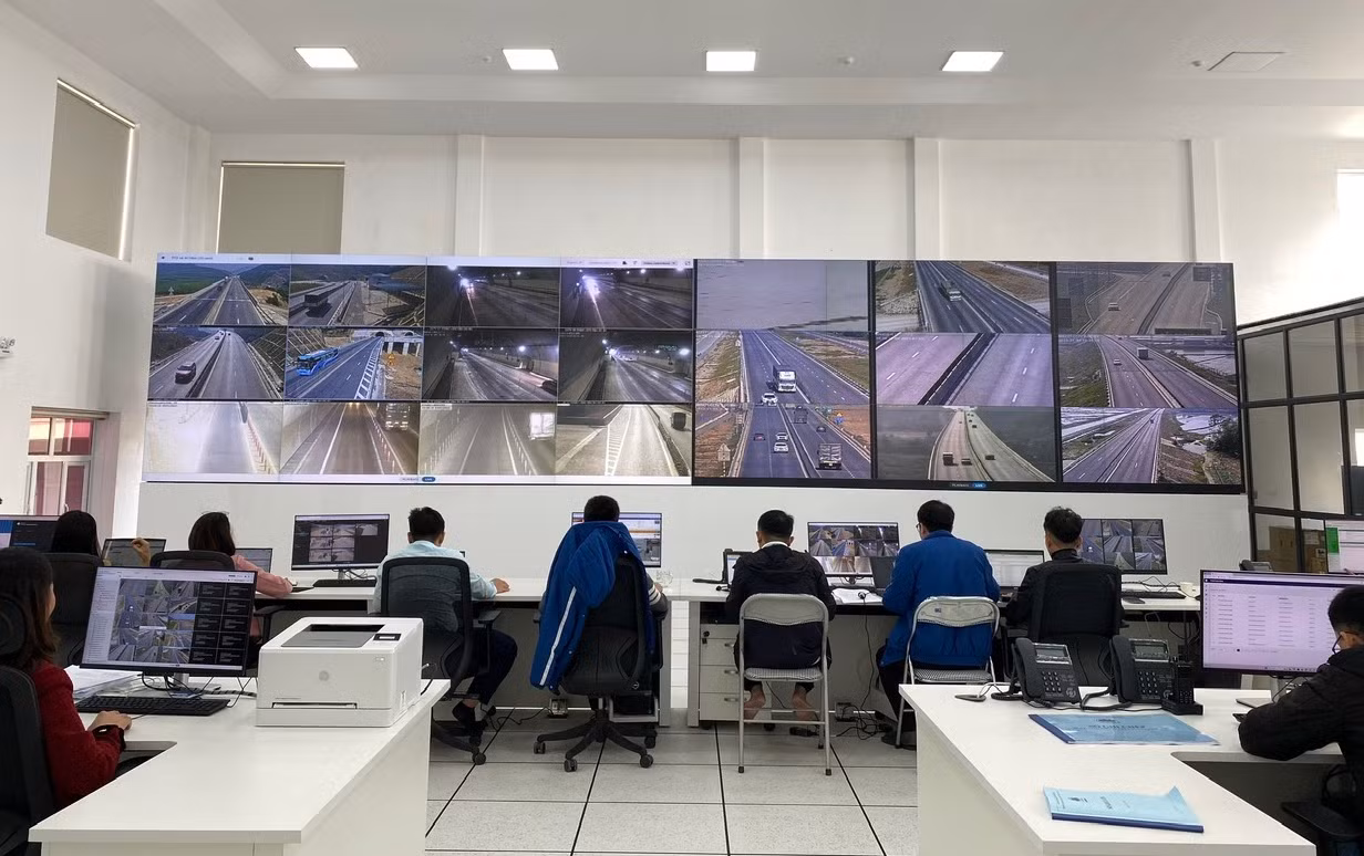 Hàng loạt camera hiện đại được lắp đặt dọc tuyến cao tốc. Các nhân viên sẽ túc trực 24/24 để theo dõi, xử lý sự cố, đảm bảo giao thông trên tuyến được thông suốt.