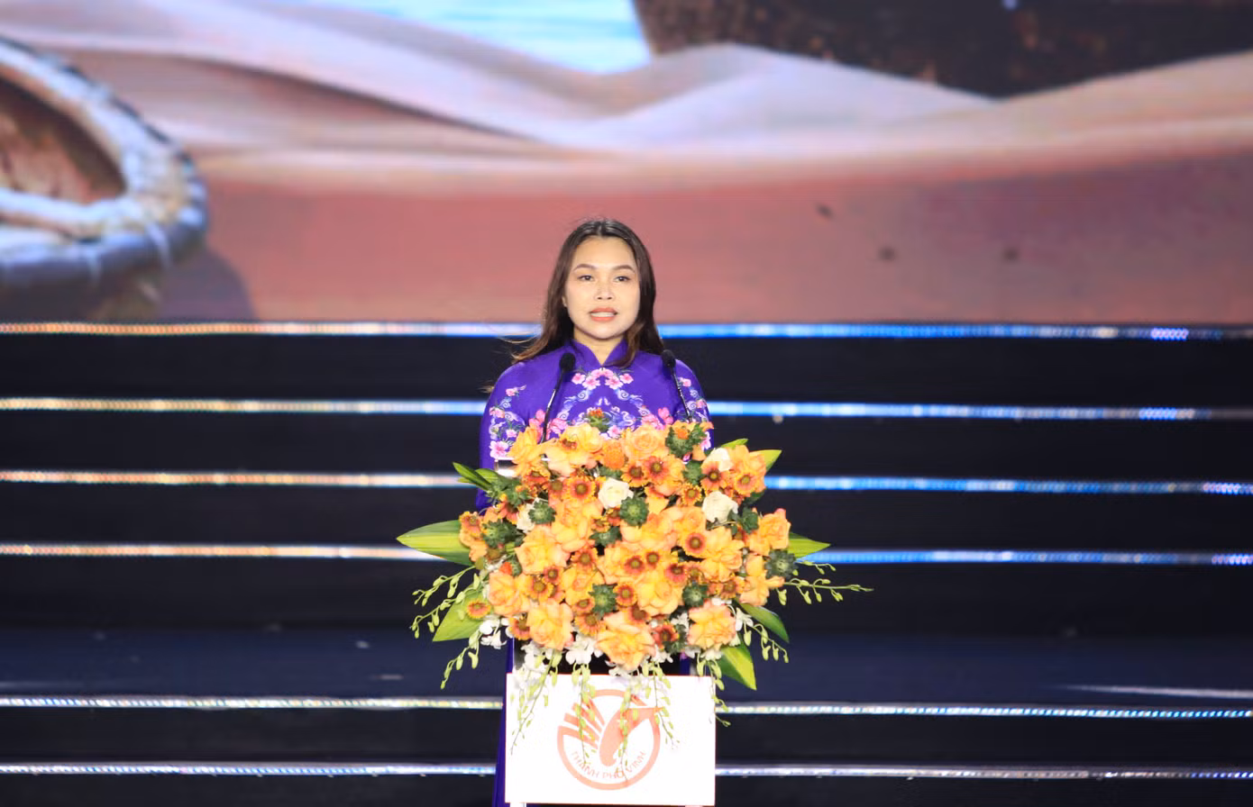 Phát biểu tại buổi lễ, bà Trần Thị Cẩm Tú - Phó Chủ tịch UBND TP. Vinh - chia sẻ, với mục tiêu phát triển du lịch trở thành kinh tế mũi nhọn của Trung ương và địa phương, tỉnh Nghệ An đã có những chủ trương, quyết sách để thúc đẩy sự phát triển của du lịch biển Cửa Lò. Những năm qua, Cửa Lò có nhiều thay đổi với diện mạo đẹp hơn, sạch hơn, đa dạng các loại hình dịch vụ cũng như xây dựng một môi trường du lịch an toàn, thân thiện, văn minh để chào đón, phục vụ du khách trong và ngoài nước.