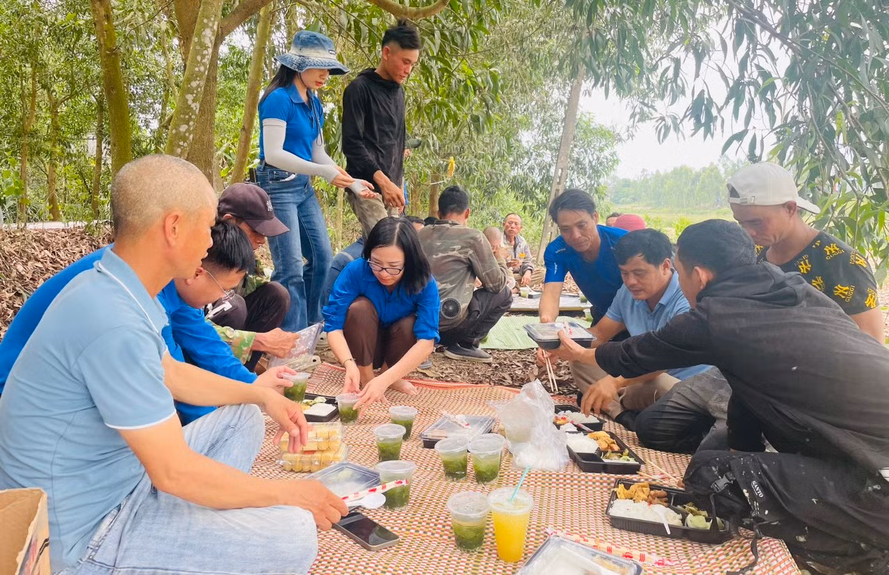 Các đoàn viên thanh niên huyện Yên Thành (Nghệ An) tổ chức bữa cơm trưa ngay tại khu vực công trường để các công nhân tranh thủ ăn cơm rồi nghỉ ngơi và lấy lại sức khỏe tiếp tục một buổi chiều làm việc.