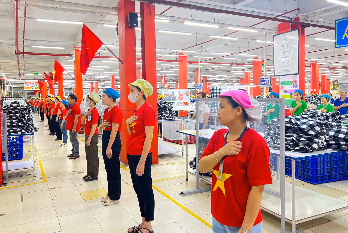 Trước khi vào làm việc, các công nhân ở nhiều công ty trang nghiêm thực hiện nghi thức chào cờ.