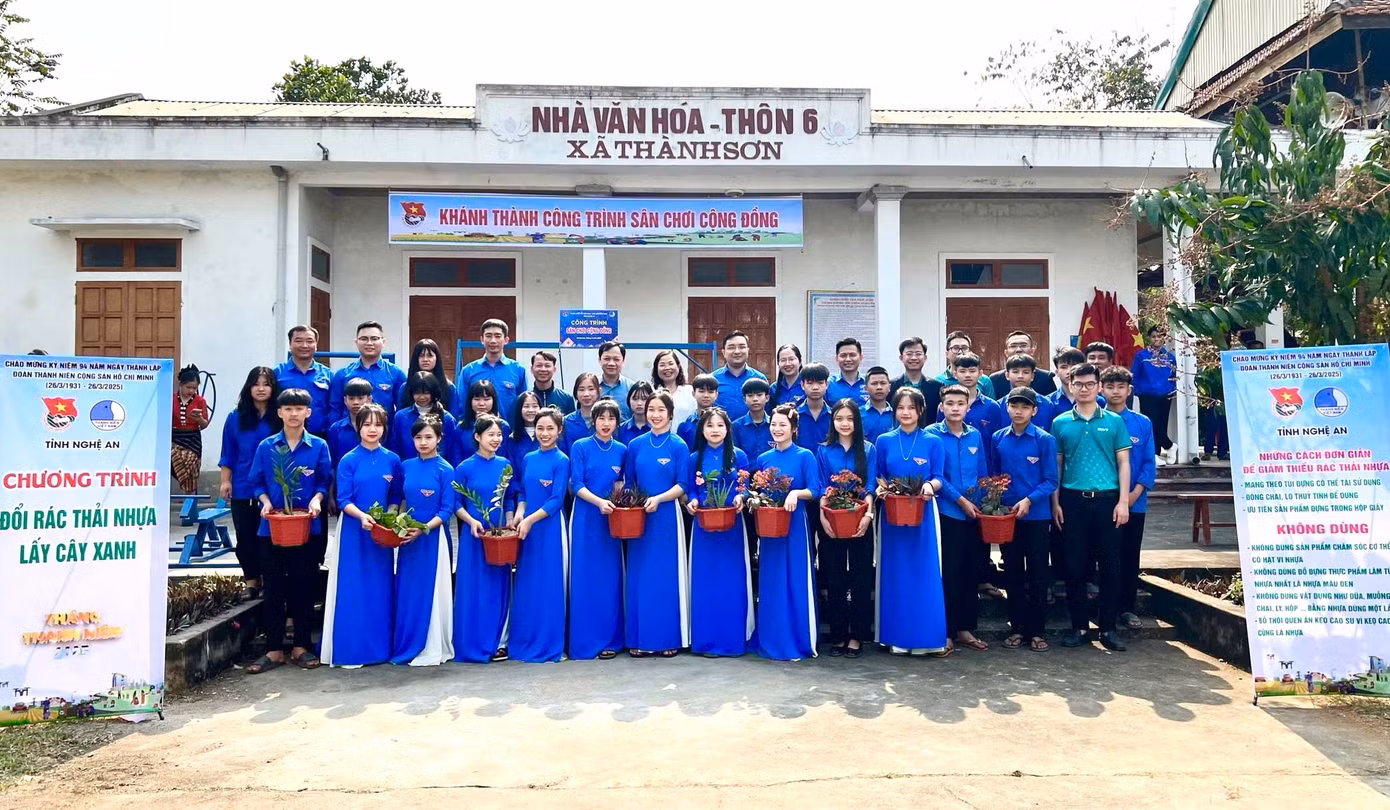 Mở các lớp tập huấn phổ cập kiến thức, kỹ năng về công nghệ thông tin, kỹ năng số thiết yếu cho người dân; tổng dọn vệ sinh môi trường...