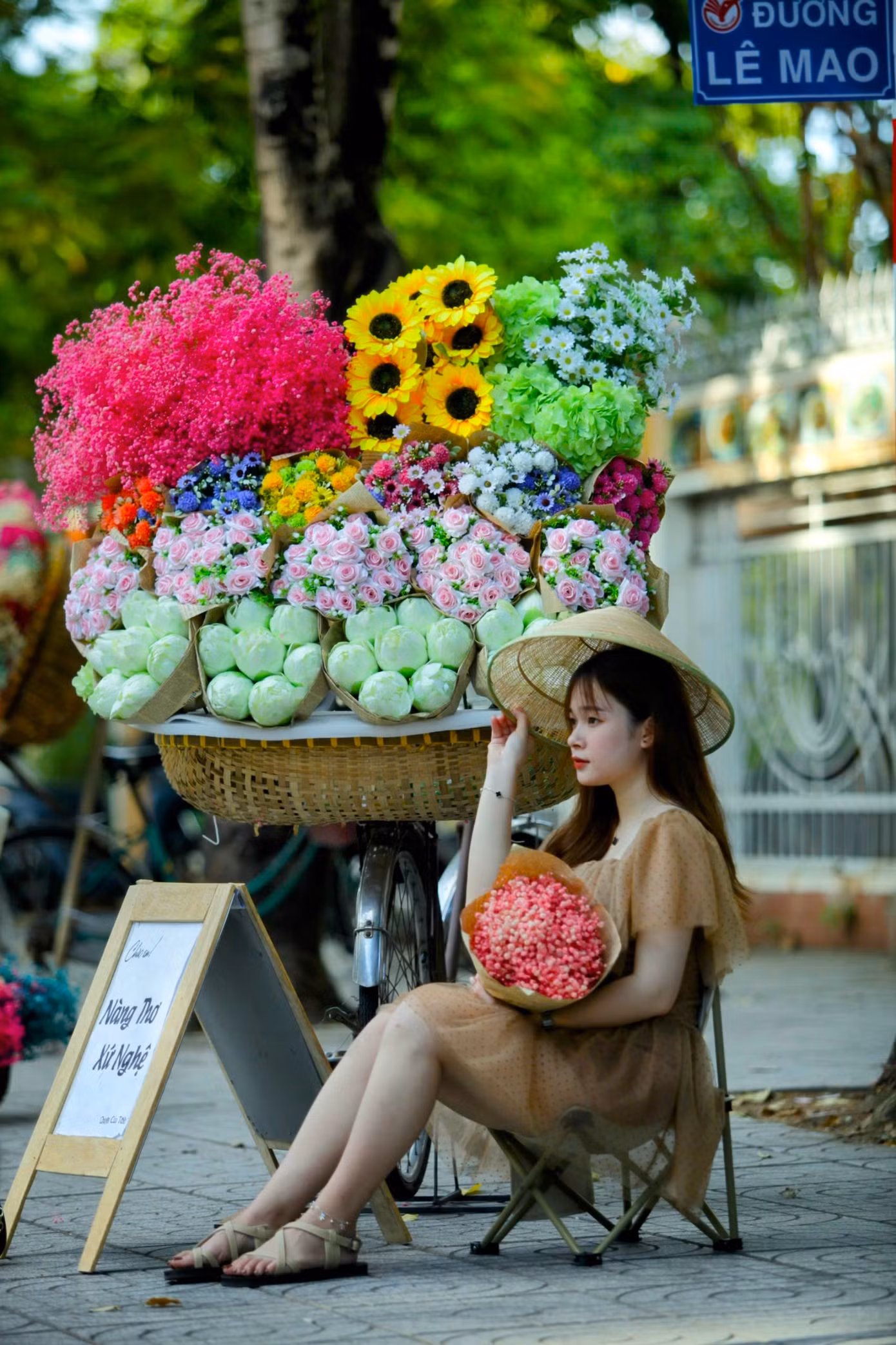 Những thiếu nữ thành Vinh khoe sắc dưới ánh nắng mùa thu bên những gánh xe chở đầy hoa rực rỡ.