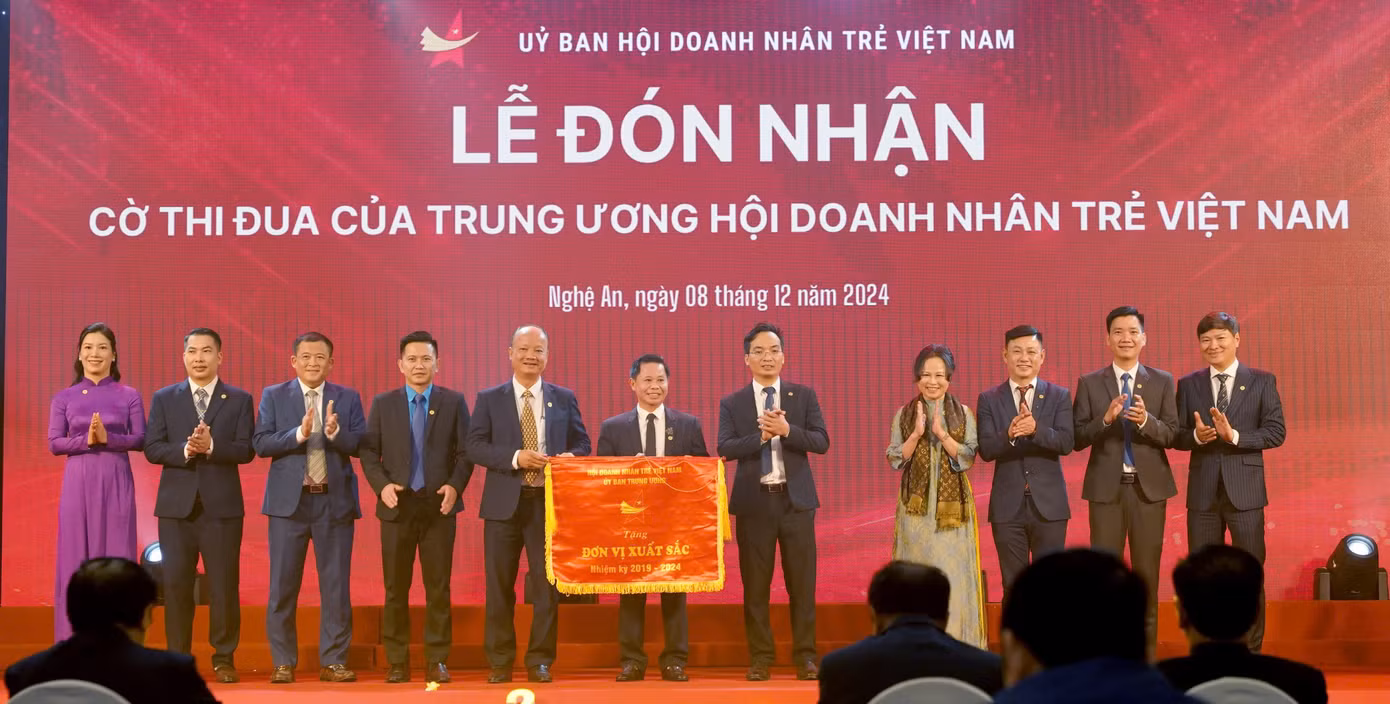 HDNT tỉnh Nghệ An nhận Cờ thi đua của T.Ư HDNT Việt Nam.