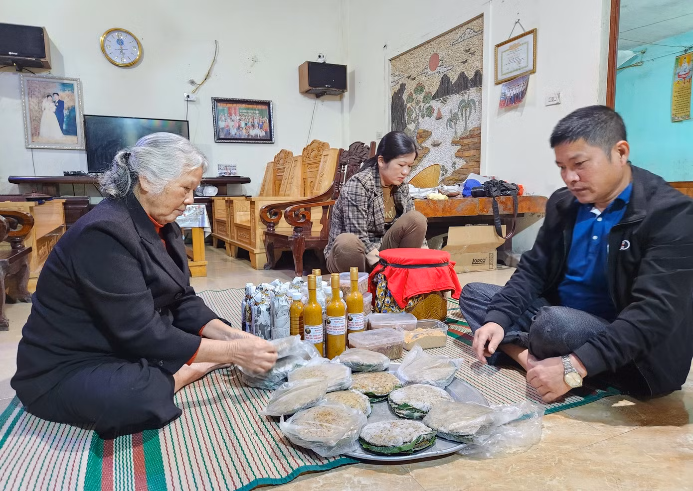 Ngoài những sản phẩm trên, rươi còn được muối thành ruốc để làm gia vị chấm cho các món ăn như thịt, rau luộc... Bà Lê Thị Thảo (81 tuổi, trú xã Châu Nhân, huyện Hưng Nguyên, Nghệ An) cho hay trước đây rươi được người dân bắt ngoài ruộng về. Khi ăn không hết, người dân nghĩ ra cách muối rươi để làm gia vị sử dụng trong bữa ăn dân dã hàng ngày. Khi đó, rươi chưa có giá trị lớn. Về sau, khi rươi được nhiều người biết đến nên giá trị được nâng lên. Từ đó, món ruốc rươi cũng trở thành món đặc sản được nhiều người ưa chuộng.