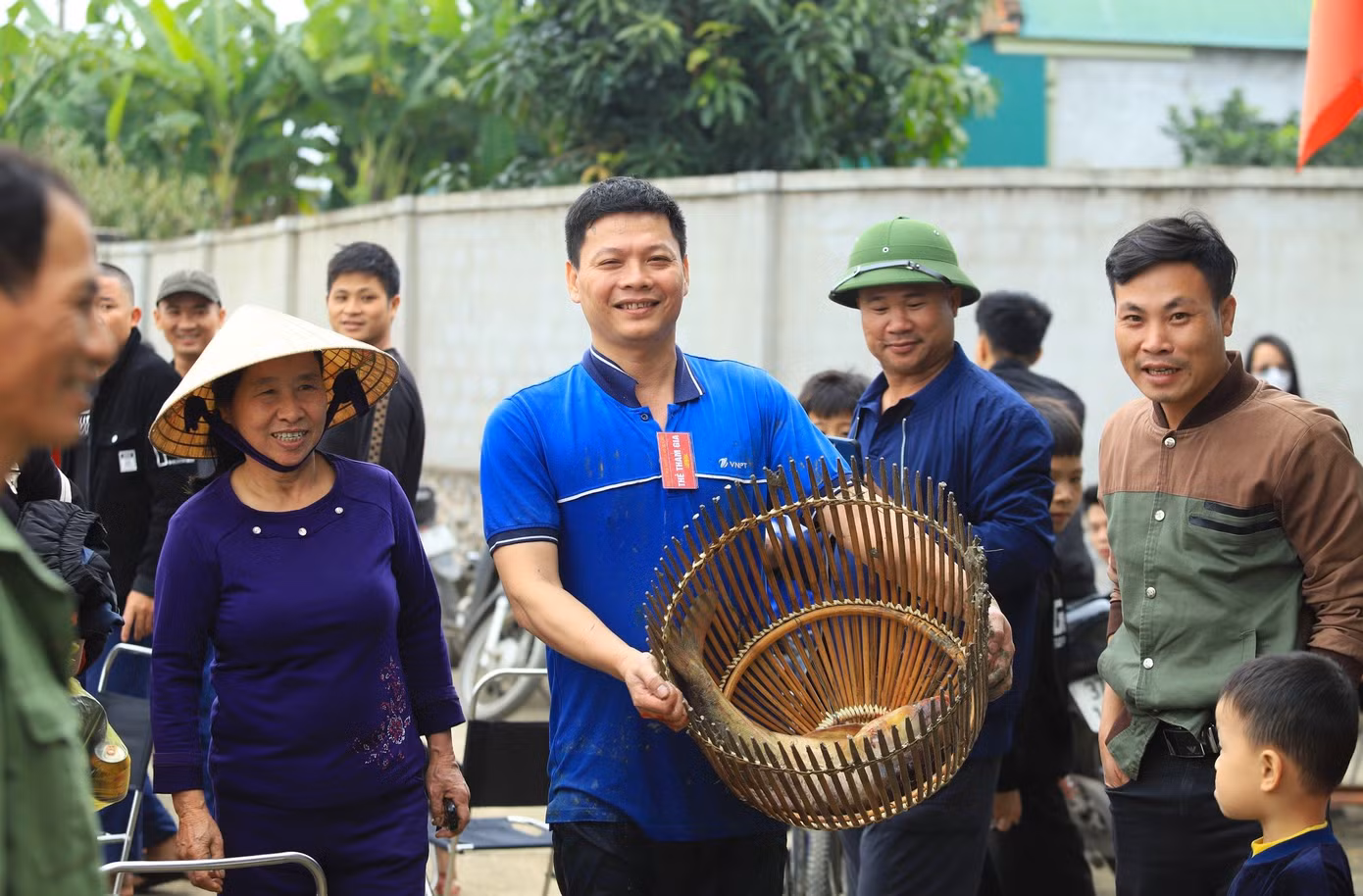 Nhiều nơm thủ vui mừng bắt được con cá lớn liền mang lên bờ khoe với mọi người.