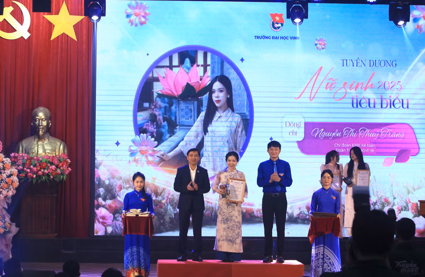 Anh Trần Linh - Ủy viên Ban Thư ký T.Ư Hội Sinh viên Việt Nam, Phó Bí thư thường trực Tỉnh Đoàn Nghệ An, Chủ tịch Hội Sinh viên Tỉnh, Chủ tịch Hội đồng đội tỉnh và TS. Nguyễn Ngọc Hiền - Bí thư Đảng ủy, Chủ tịch Hội đồng trường Đại học Vinh trao tặng Giấy chứng nhận cho các nữ sinh tiêu biểu. Anh Trần Linh - Ủy viên Ban Thư ký T.Ư Hội Sinh viên Việt Nam, Phó Bí thư thường trực Tỉnh Đoàn Nghệ An, Chủ tịch Hội Sinh viên Tỉnh, Chủ tịch Hội đồng đội tỉnh và TS. Nguyễn Ngọc Hiền - Bí thư Đảng ủy, Chủ tịch Hội đồng trường Đại học Vinh trao tặng Giấy chứng nhận cho các nữ sinh tiêu biểu.