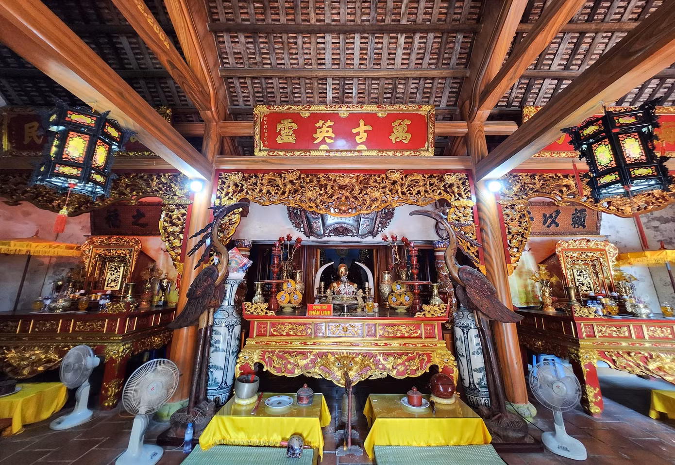 Nguyễn Thị Bích Châu người làng Bảo Lộc (huyện Hải Hậu, Nam Định). Năm 1373, bà được vua Trần Duệ Tông tuyển làm cung phi sau thăng làm quý phi. Trước nguy cơ nhà Trần suy vong, bà dâng lên Vua “Kê Minh thập sách” nhằm an dân, trị quốc. Năm 1377, bà theo vua Trần Duệ Tông đi đánh Chiêm Thành. Lúc đến biển Kỳ La (Kỳ Anh), trời nổi phong ba bão táp. Nhiều thuyền chở binh lính bị đánh chìm. Đêm đó, nhà vua nằm mộng thấy Giao Long đến đòi vua ban cho một nàng thiếp xuống làm vợ. Vua hỏi ý các cung phi nhưng ai nấy đều sợ hãi, từ chối. Chỉ riêng quý phi nhận lời. Sau khi quý phi tự nguyện gieo mình xuống biển, bỗng sóng yên, biển lặng, thuyền quan quân triều Trần đi qua dễ dàng. Sau khi mất, bà nhiều lần hiển linh phù trợ dân chúng nên được nhân dân tôn làm Phúc thần và được các Triều Đại phong kiến ban sắc là Chế thắng Phu nhân.