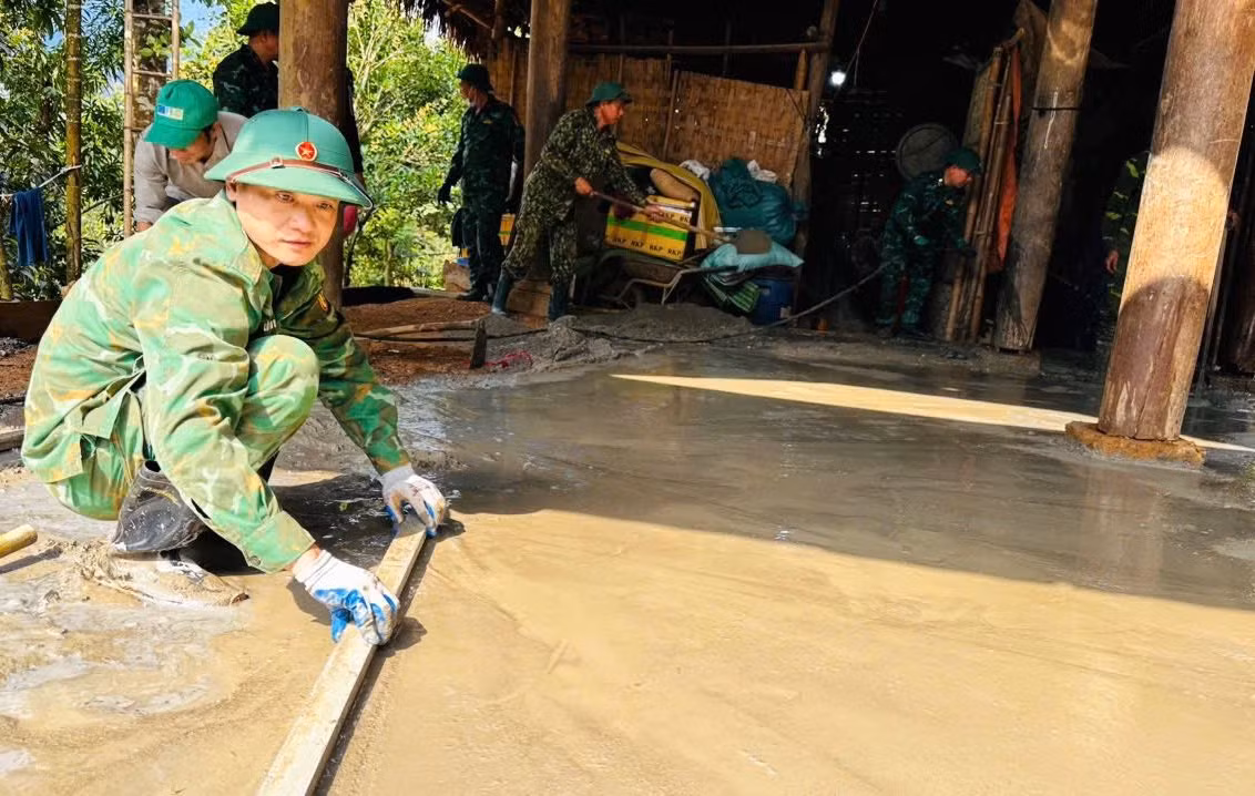 Tại huyện Tương Dương (Nghệ An), Đồn Biên phòng Tam Quang và lực lượng dân quân địa phương đã phối hợp thực hiện chiến dịch “90 ngày đêm” xây dựng, sửa chữa nhà cho người nghèo, người có hoàn cảnh khó khăn về nhà ở. Tại huyện Tương Dương (Nghệ An), Đồn Biên phòng Tam Quang và lực lượng dân quân địa phương đã phối hợp thực hiện chiến dịch “90 ngày đêm” xây dựng, sửa chữa nhà cho người nghèo, người có hoàn cảnh khó khăn về nhà ở.