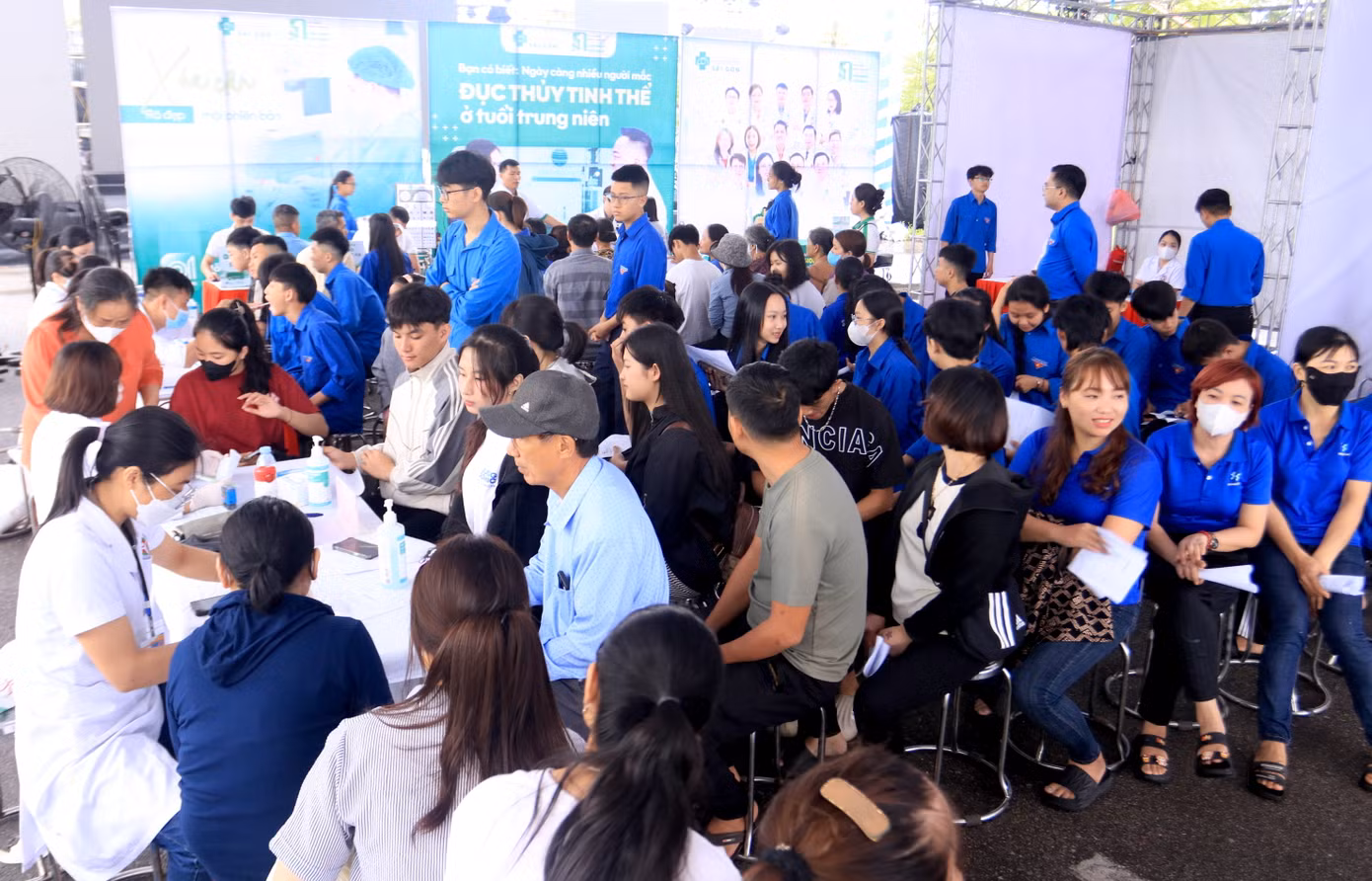Để phục vụ việc thăm khám, phát thuốc và tư vấn sức khỏe cho thanh niên công nhân, Ban tổ chức đã bố trí hơn 50 y, bác sĩ đến từ Sở Y tế, Hội Thầy thuốc trẻ tỉnh, Bệnh viện Quân Y 4, Trung tâm Y tế huyện Hưng Nguyên, Bệnh viện Mắt Sài Gòn Nghệ An.