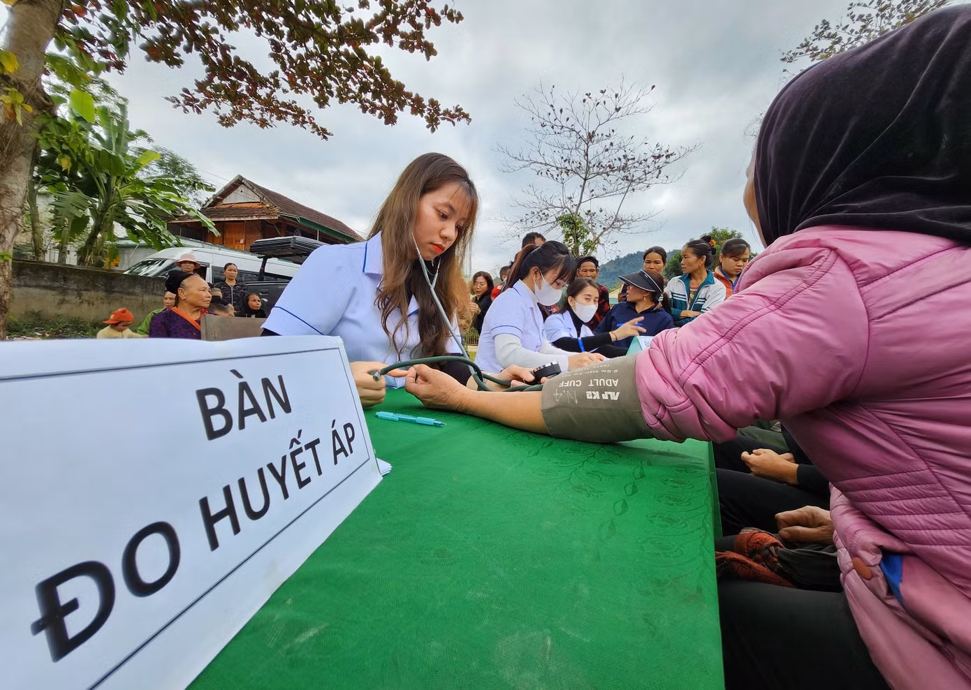 Người dân được các bác sĩ thăm khám tổng quát, đo huyết áp, khám hệ hô hấp, mắt, điện tim...