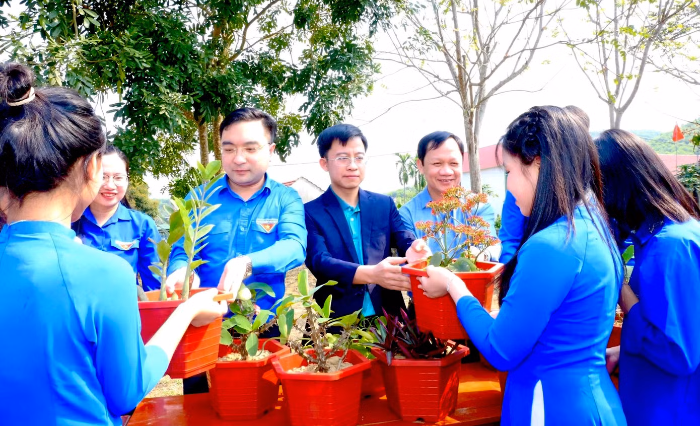 Trong khuôn khổ chương trình đã diễn ra nhiều hoạt động, phần việc ý nghĩa như tổ chức gian hàng đổi rác thải nhựa lấy cây xanh.
