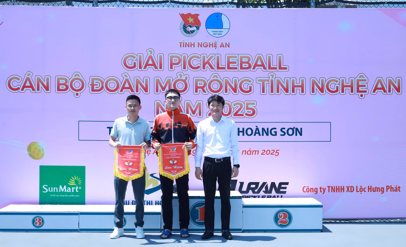 Tham dự giải đấu có hơn 200 vận động viên là cán bộ đoàn trên địa bàn tỉnh Nghệ An. Các vận động viên tranh tài ở các nội dung: Đôi nam cán bộ đoàn, đôi nữ cán bộ, đôi nam khách mời, đôi nữ khách mời.