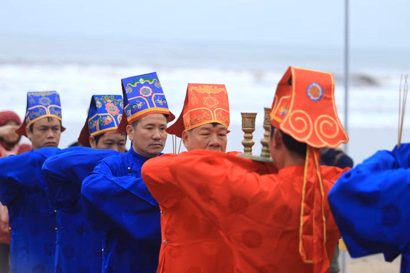 Các vị chủ lễ và đại biểu trang nghiêm thực hiện các nghi lễ, dâng hương trong lễ cầu ngư.