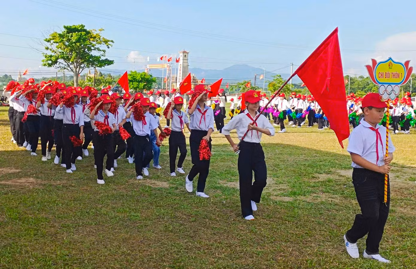 Tại huyện Thanh Chương (Nghệ An), sáng 1/9, UBND xã Thanh Hà phối hợp Đoàn xã tổ chức nhiều hoạt động sôi nổi như: Thi Nghi thức Đội, chấm hội trại... Các hoạt động đã mang đến không khí vui tươi, sôi động và hấp dẫn.