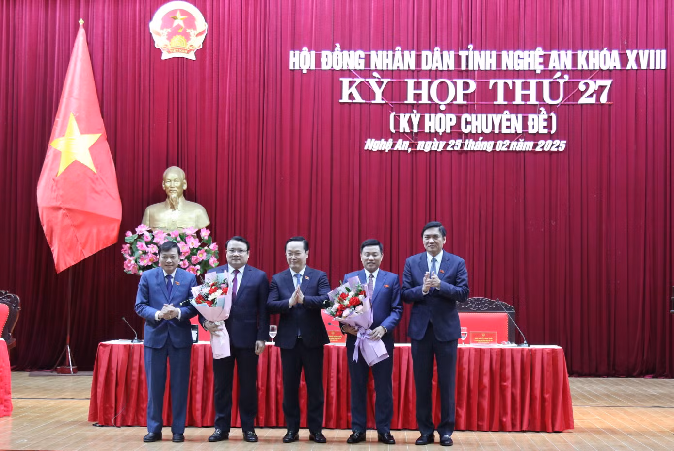 Thường trực Tỉnh ủy Nghệ An tặng hoa chúc mừng hai ông Hoàng Phú Hiền và ông Phùng Thành Vinh đã được tín nhiệm bầu giữ chức Phó Chủ tịch UBND tỉnh Nghệ An nhiệm kỳ 2021-2026.