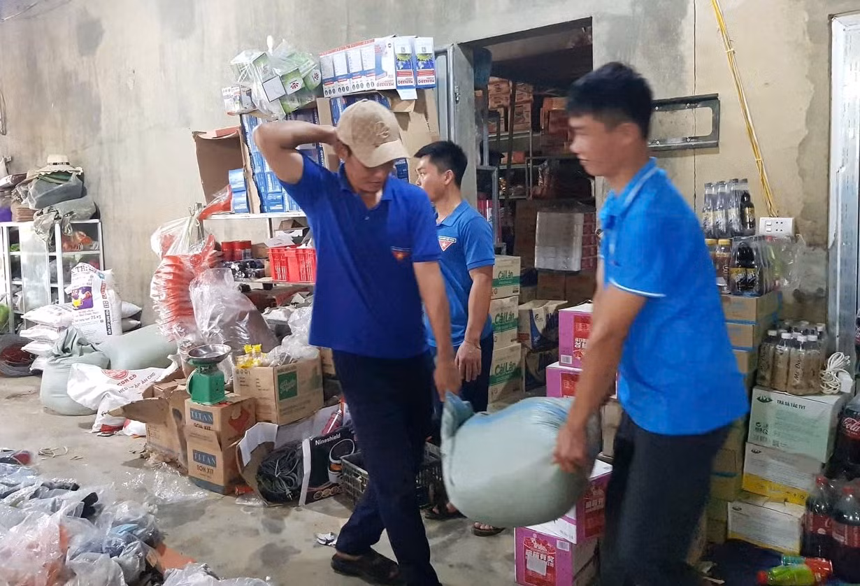 Cụ thể, 2 ngày qua các đơn vị, đội hình tình nguyện đã thực hiện nhiều nhiệm vụ thiết thực như: hỗ trợ người dân thu hoạch lúa; chằng chống nhà cửa, chuồng trại, di dời dân cư, hàng hóa sang các địa điểm an toàn; lập các chốt chặn, biển cảnh báo nguy hiểm sớm tại nơi có nước sâu, lốc xoáy, khu vực có nguy cơ cao xảy ra lũ quét ngập úng; Chủ động tuyên truyền, cảnh báo cơn bão số 3 trên các kênh website, mạng xã hội, zalo của Đoàn, Hội... tập trung đẩy mạnh công tác tuyên truyền sâu rộng bằng nhiều hình thức về các quy định và kỹ năng phòng, chống thiên tai, cảnh báo tác động và các kịch bản ứng phó cho người dân và thanh thiếu nhi.