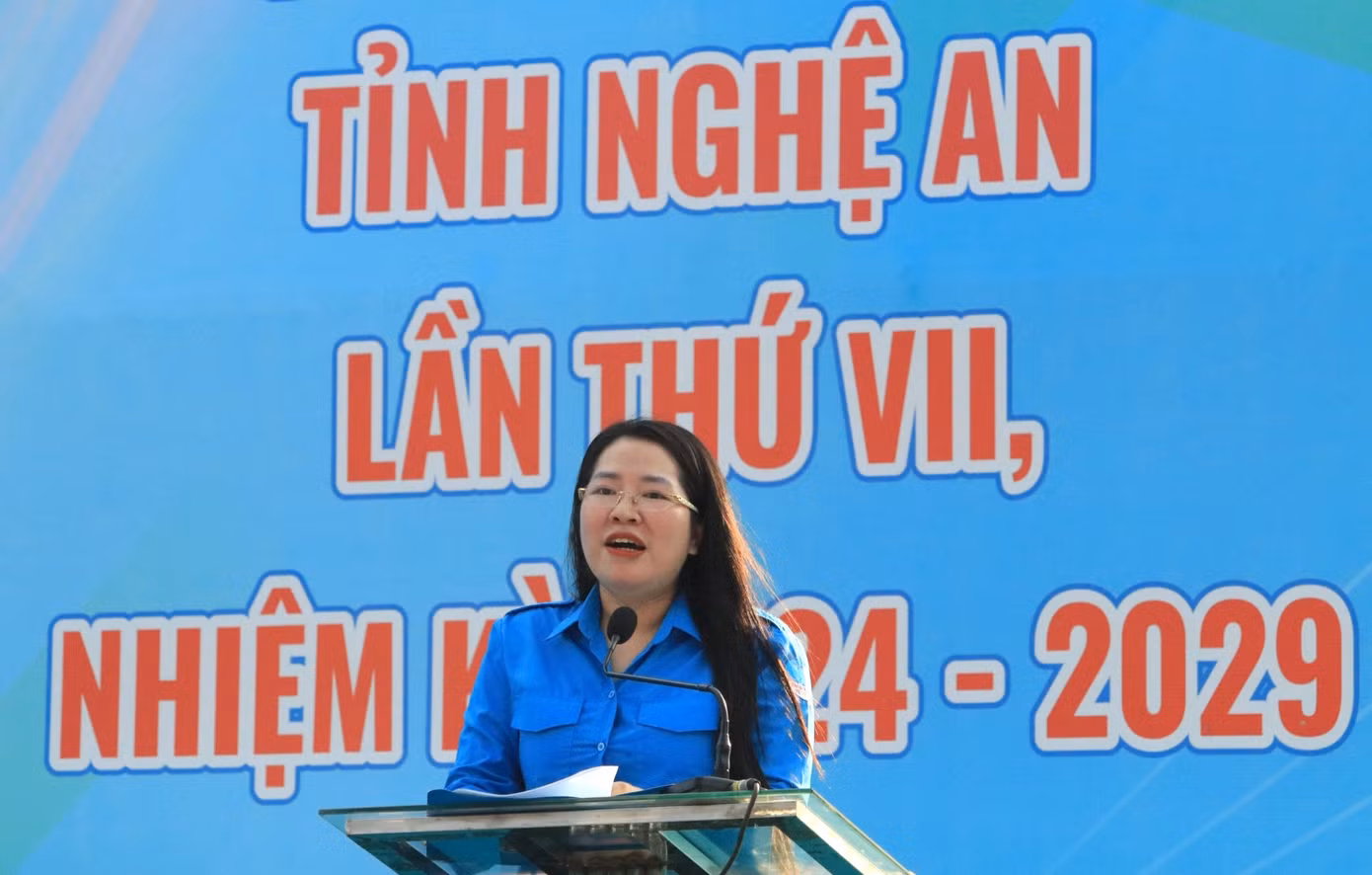 Phát biểu tại Ngày hội, chị Nguyễn Thị Phương Thúy - Phó Bí thư Thường trực Tỉnh Đoàn Nghệ An nhấn mạnh, thanh niên công nhân, lao động trẻ ngày càng khẳng định được khả năng, năng lực và trách nhiệm trong hoạt động sản xuất, kinh doanh của doanh nghiệp, góp phần trực tiếp vào sự phát triển kinh tế, xã hội của tỉnh. Bên cạnh đó, chị Nguyễn Thị Phương Thúy mong muốn thanh niên công nhân luôn tự ý thức nâng cao bản lĩnh chính trị, trình độ học vấn, chuyên môn, kỹ năng nghề nghiệp; tiếp tục phát huy tinh thần xung kích, sáng tạo của tuổi trẻ đề xuất các ý tưởng, phát huy sáng kiến, cải tiến kỹ thuật; luôn nêu cao Tinh thần vượt khó, dám nghĩ, dám làm, đổi mới, sáng tạo và tích cực tham gia các phong trào Đoàn – Hội tại địa phương, đơn vị.