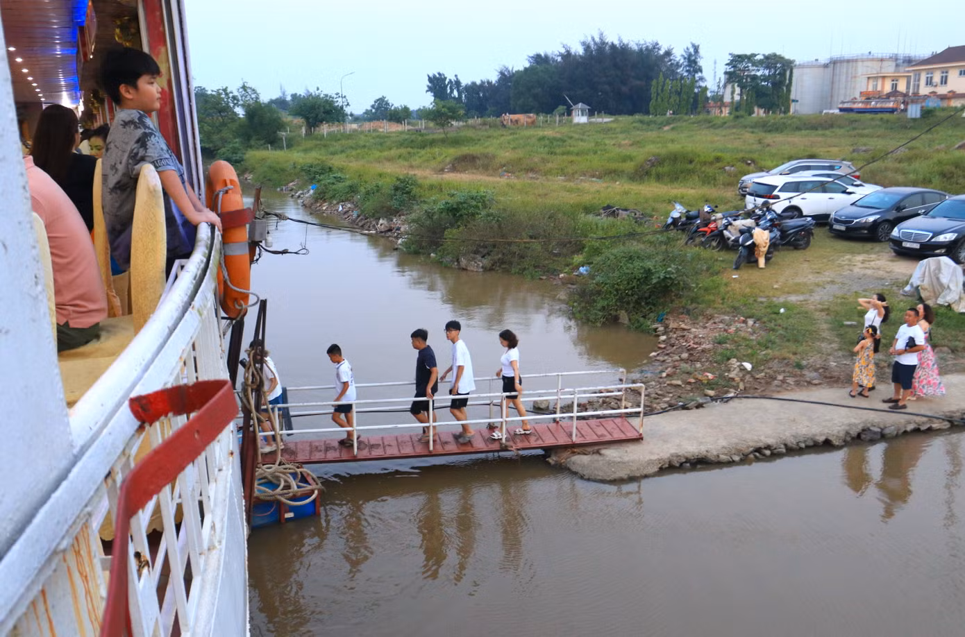 Những ngày dịp lễ 30/4-1/5, rất đông du khách thập phương đã về với bến Giang Đình để hòa mình cùng phong cảnh sông nước hữu tình, thăm những di tích lịch sử.
