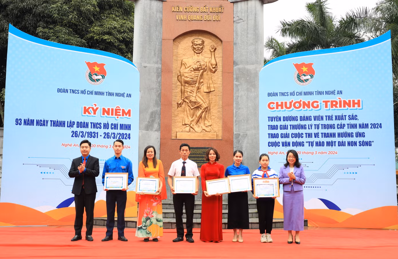 Các tác giả, nhóm tác giả đạt giải nhì của cuộc thi.