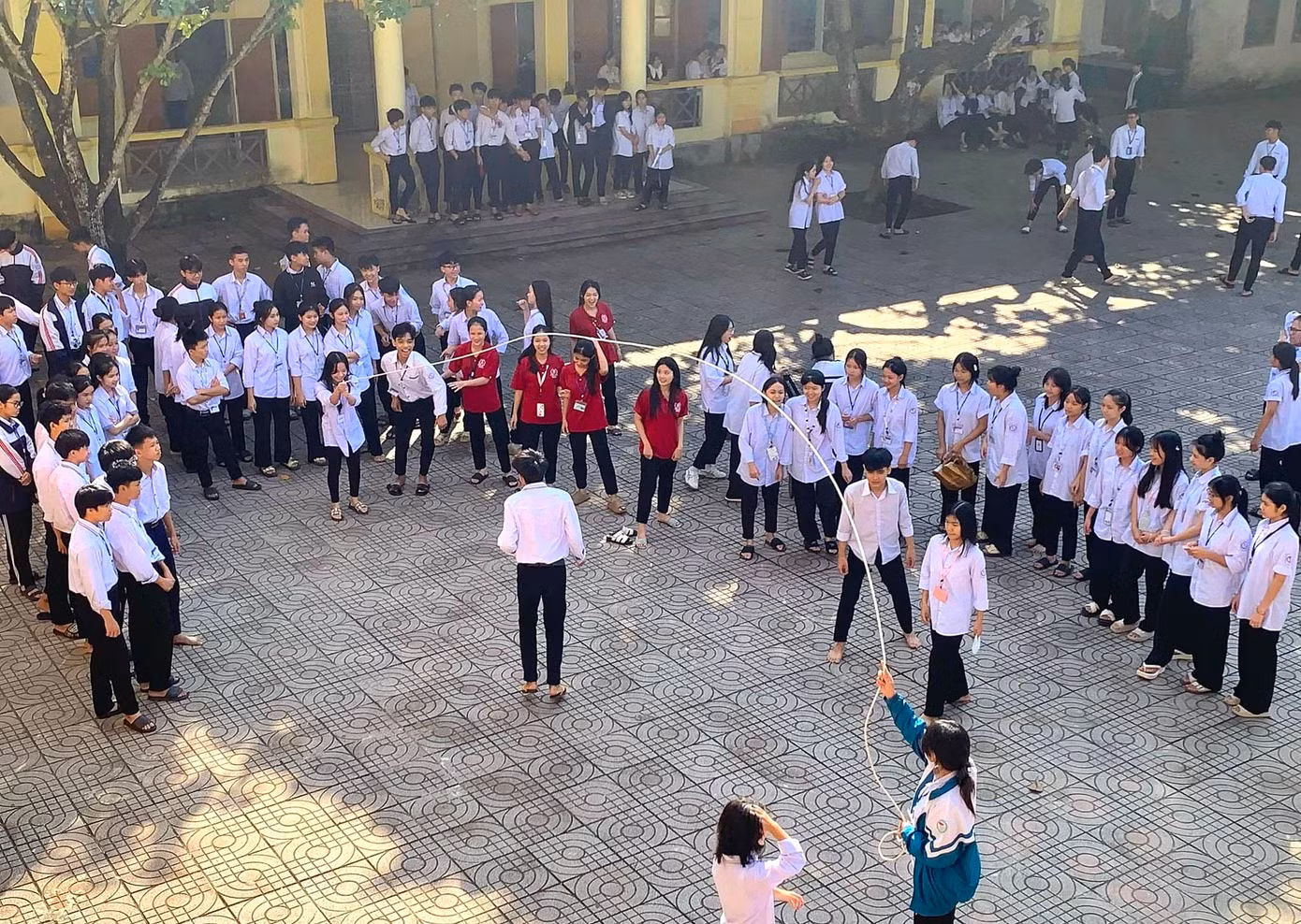 Trước đó vào ngày 19/10, Sở GD&amp;ĐT Nghệ An cùng với Công đoàn ngành Giáo dục tỉnh đã tổ chức Lễ phát động Cuộc vận động “Học sinh Nghệ An nói không với điện thoại trong buổi học”. Cuộc vận động nhằm xây dựng môi trường giáo dục phát triển, an toàn, lành mạnh, hạn chế mức thấp nhất những tác động tiêu cực của điện thoại di động đối với học sinh.