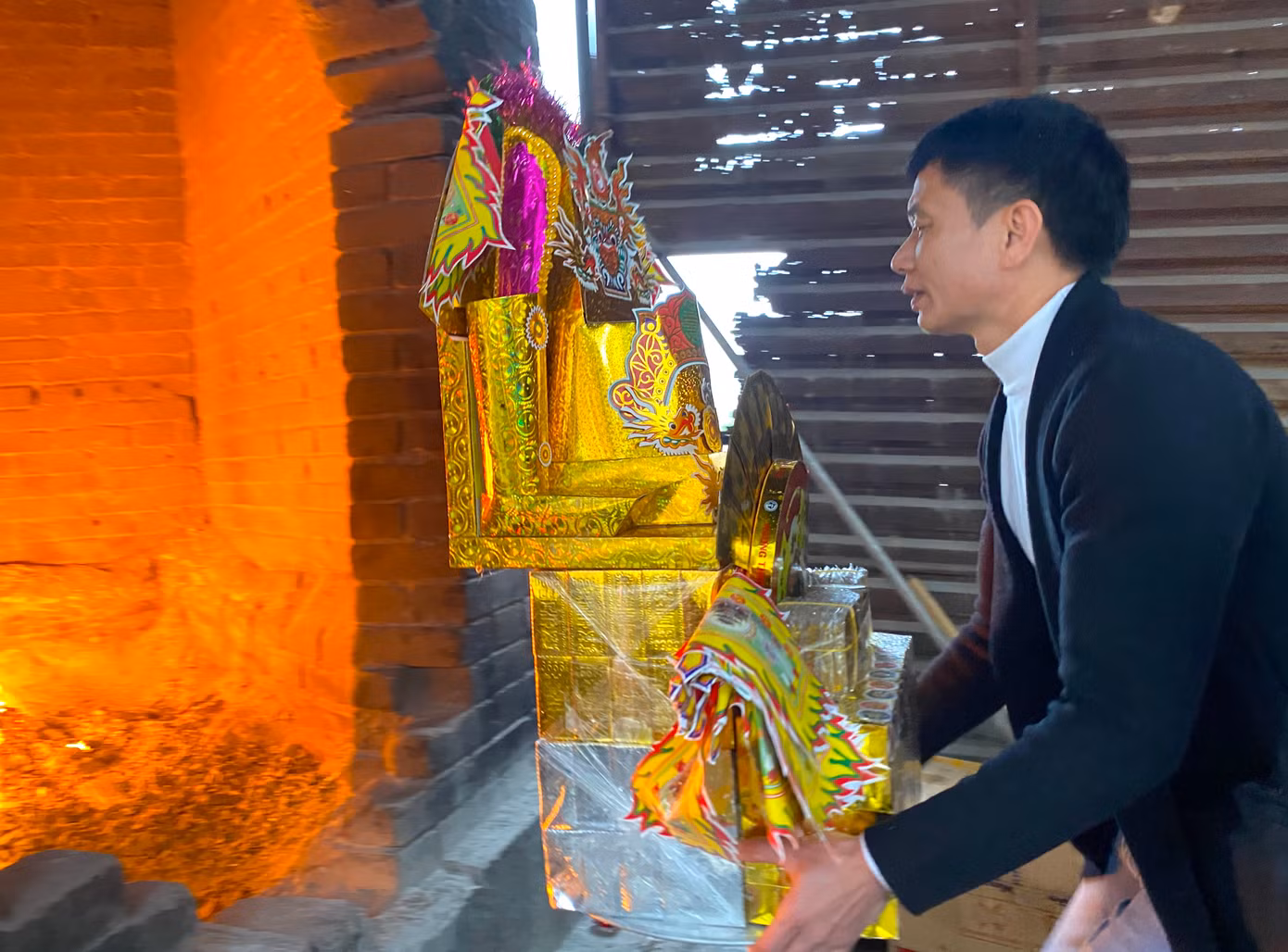 Sau khi thực hiện xong các nghi thức cúng, những mâm lễ vàng, ngựa giấy được đưa đến lò để hóa vàng.