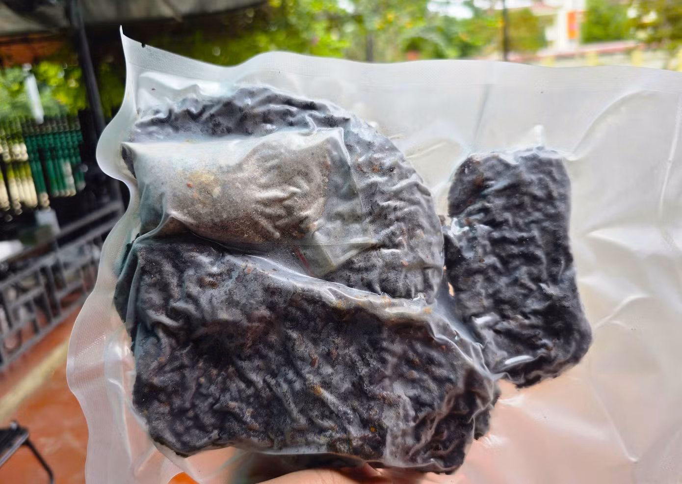 Ngày nay, món đặc sản này không chỉ được bán trong tỉnh mà còn được bán ra nhiều tỉnh thành miền Bắc và miền Nam. Để bảo quản được lâu, thịt được đóng gói trong túi bóng cho vào ngăn đông tủ lạnh. "Từ 20 tháng chạp chúng tôi sẽ gửi hàng đi cho khách ở các tỉnh xa. Khách trong tỉnh đến sát tết mới gửi đi. Chúng tôi vẫn tiếp tục nhận đơn đặt của khách đến 28 tết", chị Phan Thị Nga nói.