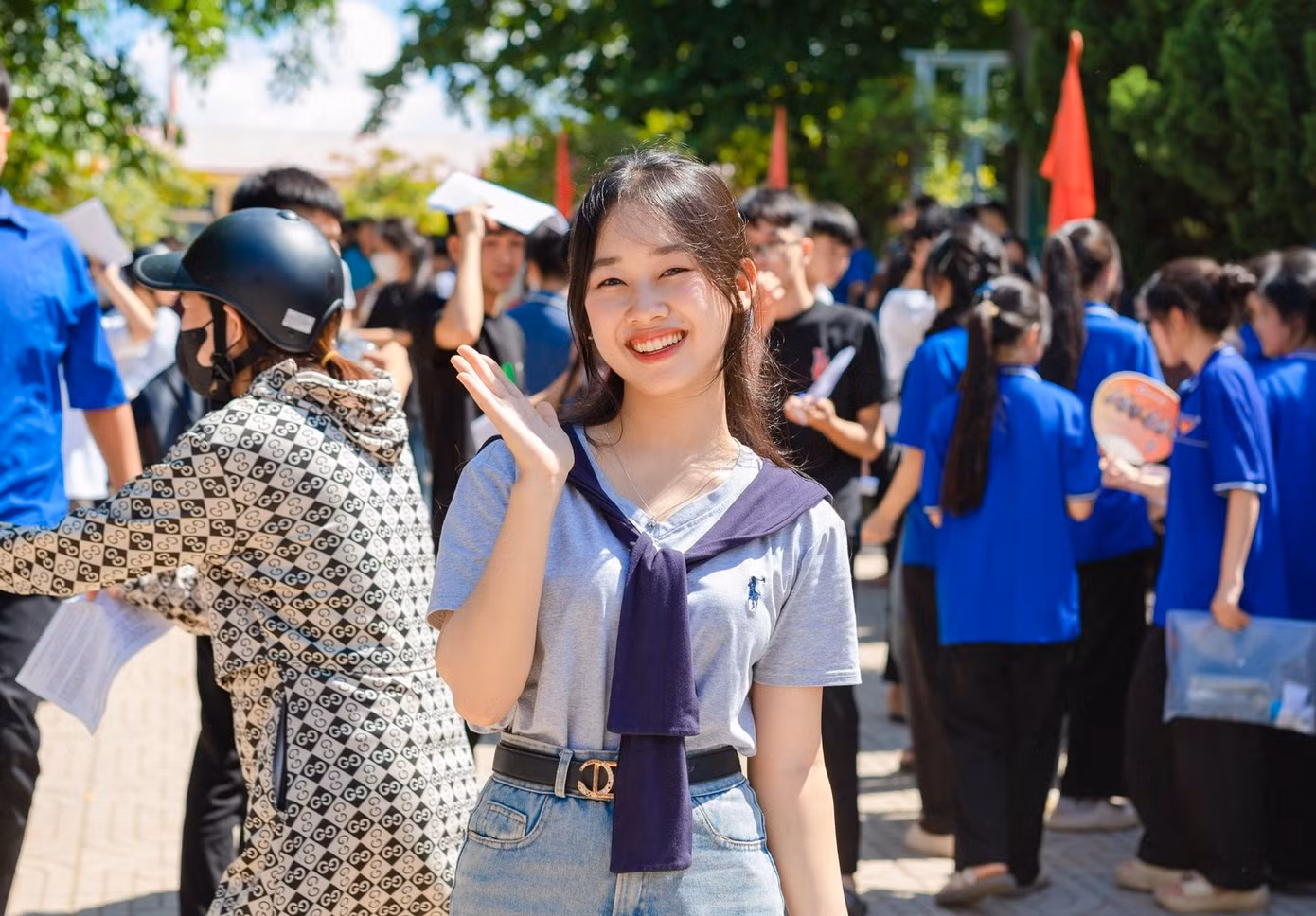 Nữ sinh tại điểm thi trường THPT Anh Sơn 1 (huyện Anh Sơn) tươi tắn sau khi kết thúc buổi thi. Ảnh: Rạng Đông