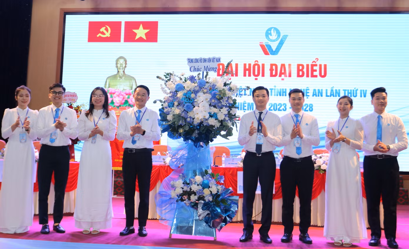 Anh Nguyễn Minh Triết - Bí thư T.Ư Đoàn, Chủ tịch T.Ư Hội Sinh viên Việt Nam tặng hoa chúc mừng Đại hội.