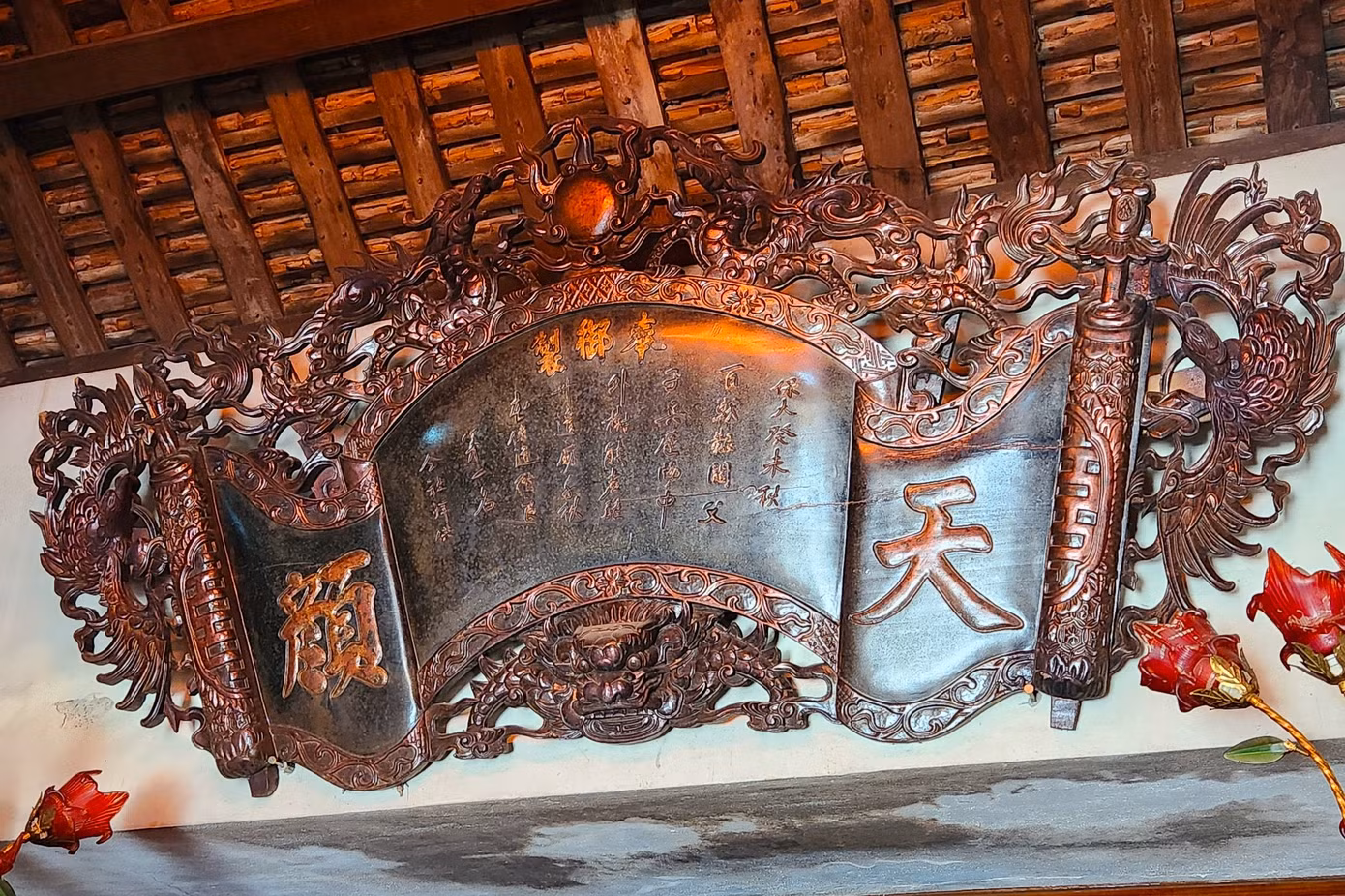 Hiện đền có khuôn viên rộng, thoáng đãng, là cơ sở tốt phục vụ các kỳ lễ nghi truyền thống. Đền còn lưu giữ ngôi trung điện nguyên bản và nhiều đồ tế khí cổ có giá trị như hương án, bàn thờ, câu đối, đại tự, long ngai, bài vị, lư hương, mâm cỗ bồng... được các nghệ nhân xưa chạm trổ tỉ mỉ, kỹ thuật đạt đến trình độ cao, tạo nên những bức tranh đẹp mắt, sinh động.