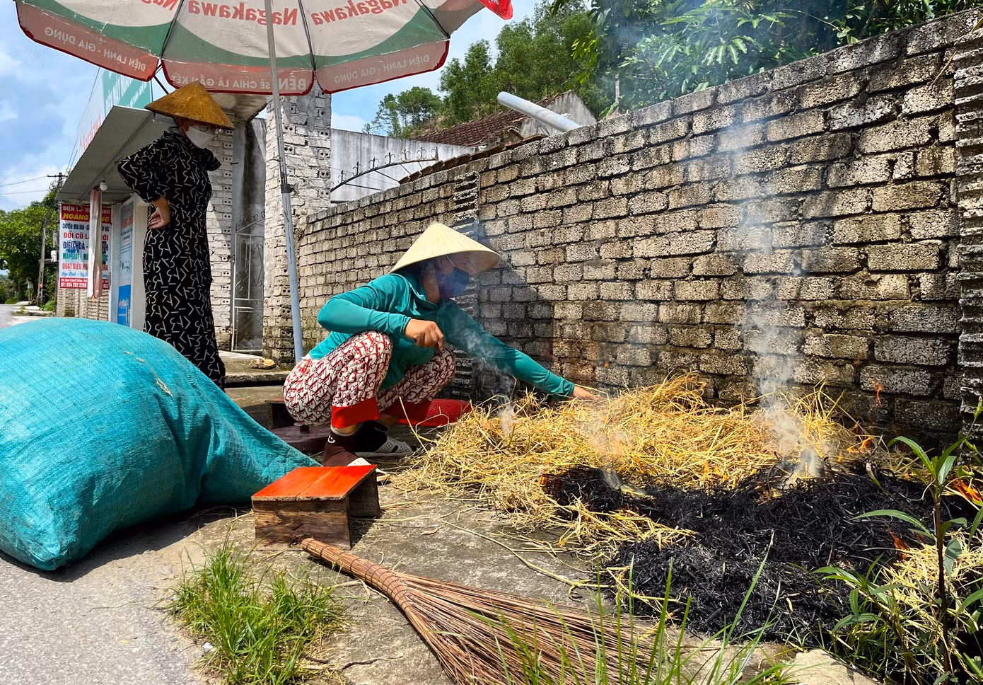 Chuột được sơ chế bằng cách thui qua lửa rơm. Những người thợ sau đó sẽ lột bỏ da, loại bỏ chân, đuôi, đầu và toàn bộ nội tạng. Người thợ chỉ giữ lại chắc phần thịt để bán cho khách. Với mỗi kg thịt chuột đã làm sạch, sẽ có giá từ 100.000 - 150.000 đồng tùy loại.