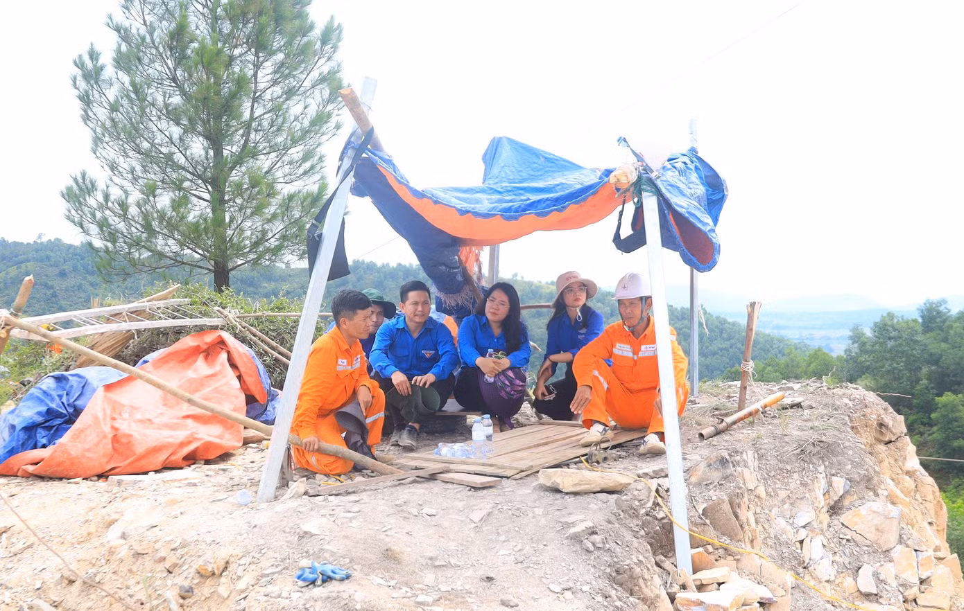 Giữa trưa nắng nóng của những ngày đầu tháng 6/2024, chị Nguyễn Thị Phương Thúy - Phó Bí thư Thường trực phụ trách Tỉnh Đoàn Nghệ An đã cùng các cán bộ đoàn viên thanh niên đến thăm, động viên các cán bộ, công nhân đang thi công cột điện 309 trên địa bàn xã Khánh Sơn (huyện Nam Đàn, tỉnh Nghệ An). Trong ảnh, chị Nguyễn Thị Phương Thúy và các cán bộ đoàn đến lán tạm để hỏi thăm, chia sẻ về những khó khăn vất vả trong quá trình thi công đường điện 500kV.
