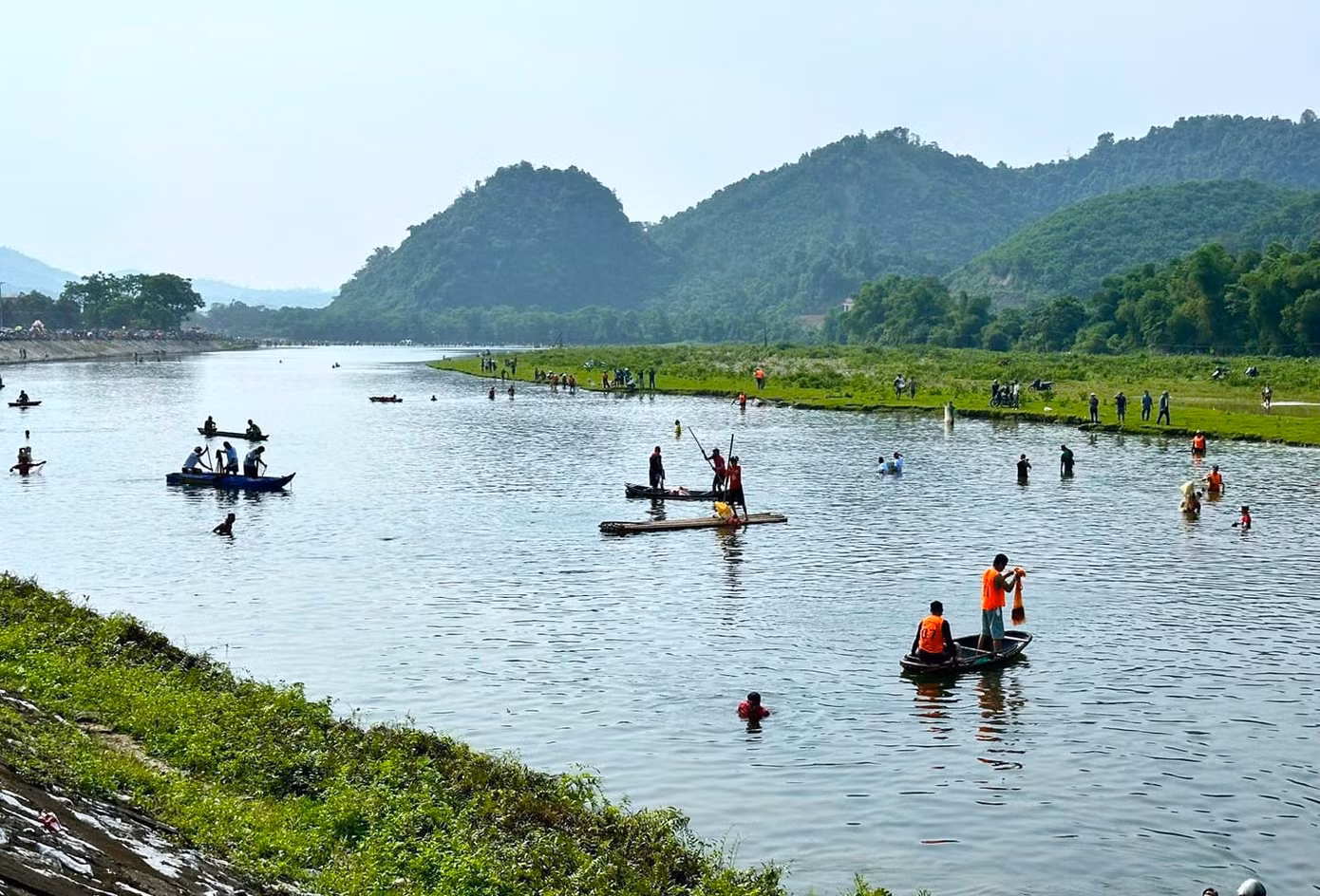 Các đội thi dùng nhiều cách để bắt cá như: đứng trên thuyền quăng chài hoặc bơi, lặn dưới sông để thả lưới, mò bắt cá...