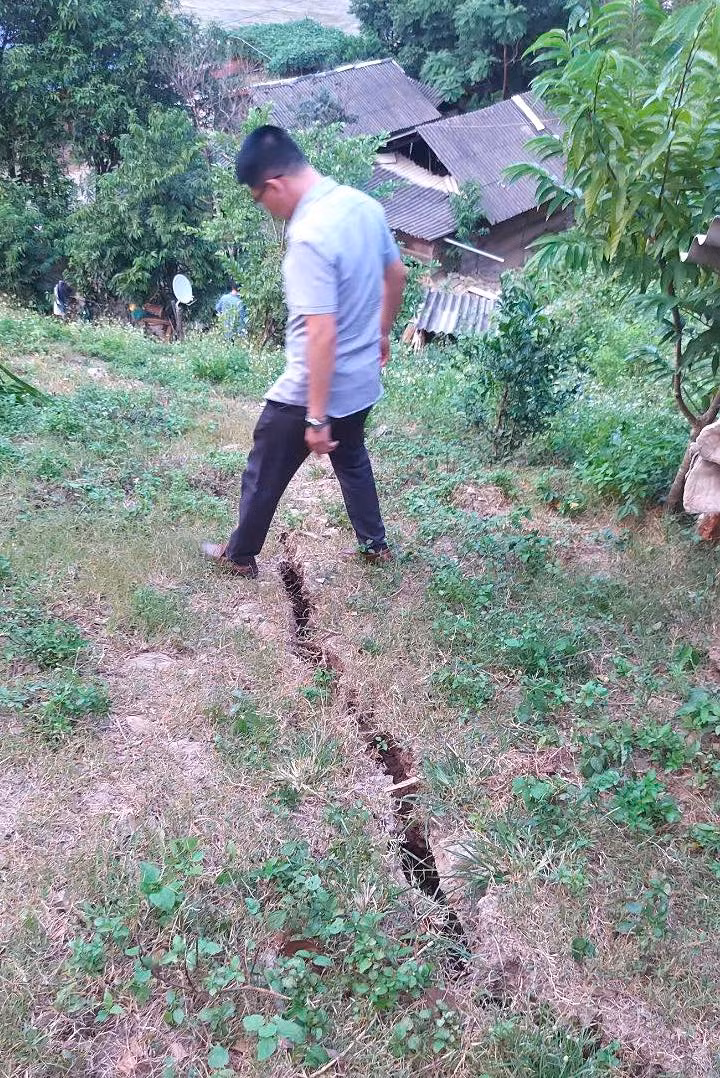 Vết nứt kéo dài cả trăm mét. Có điểm, vết nứt rộng hơn 10cm và có dấu hiệu sụt, sạt lở thêm.