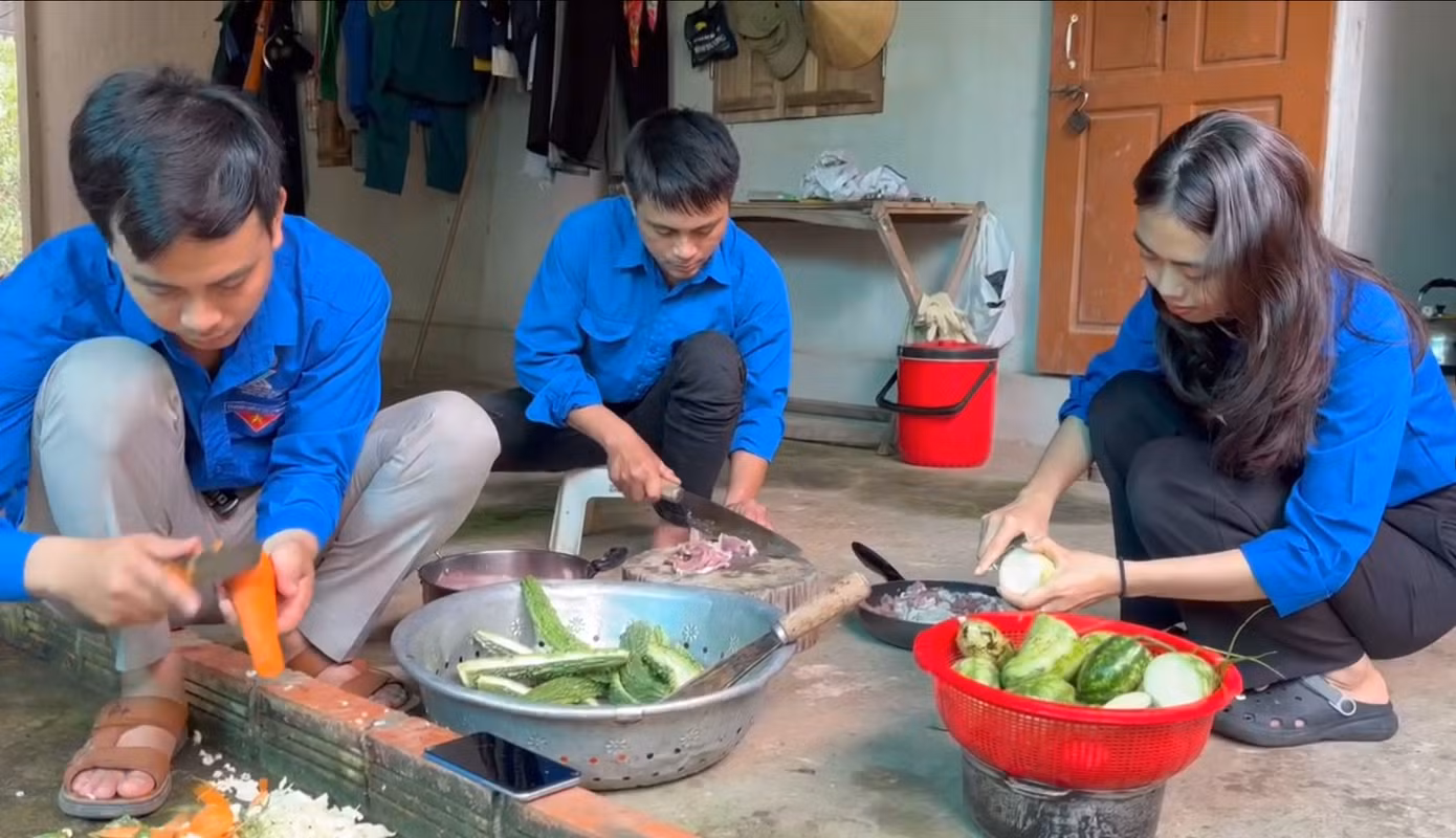 Các đoàn viên thanh niên Tỉnh Đoàn Nghệ An, Huyện Đoàn Nam Đàn và Đoàn xã Khánh Sơn đã đi chợ, chuẩn bị thực phẩm để nấu hơn 40 suất cơm mời các cán bộ, công nhân thi công đường điện 500kV.