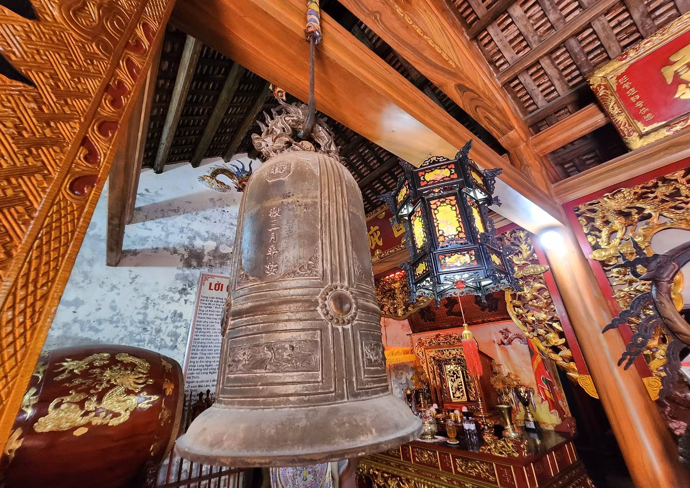 Hiện đền có khuôn viên rộng, thoáng đãng, là cơ sở tốt phục vụ các kỳ lễ nghi truyền thống. Đền còn lưu giữ ngôi trung điện nguyên bản và nhiều đồ tế khí cổ có giá trị như hương án, bàn thờ, câu đối, đại tự, long ngai, bài vị, lư hương, mâm cỗ bồng... được các nghệ nhân xưa chạm trổ tỉ mỉ, kỹ thuật đạt đến trình độ cao, tạo nên những bức tranh đẹp mắt, sinh động.