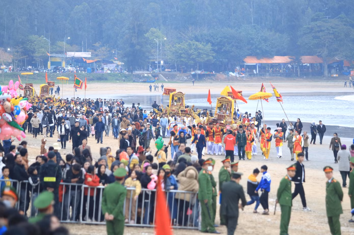 Trước khi diễn ra buổi lễ cầu ngư, các vị chủ lễ tiến hành lễ Động Ngự tại Đền Cờn trong. Các đoàn rước sẽ khiêng 5 kiệu từ Đền Cờn trong ra Đền Cờn ngoài để làm lễ. Trên các kiệu là mâm lễ, bài vị, bát hương, hoa quả.
