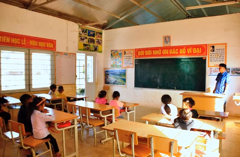 Thầy Lương Văn Xuyên, SN 1969 là giáo viên cắm bản lâu năm nhất tại điểm trường Huồi Mới - thuộc Trường Phổ thông DTBT - Tiểu học Tri Lễ 2 cho biết: Năm học này, điểm trường Huồi Mới có 56 học sinh, chia làm 3 lớp học.