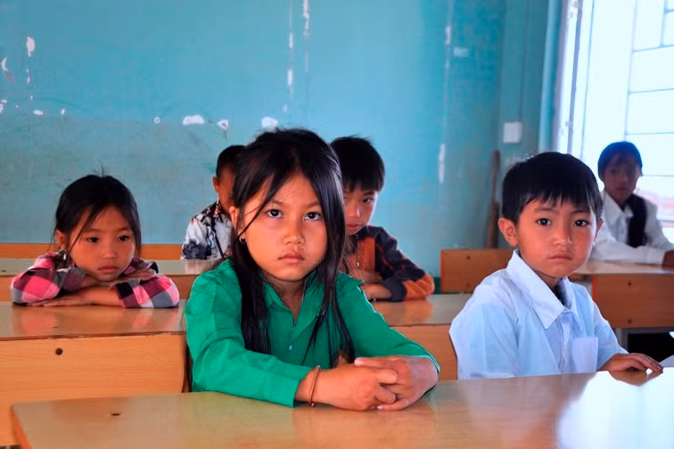 Sau lễ tựu trường, hiện vẫn còn nhiều em học sinh vắng học vì theo bố mẹ đi rẫy xa, không có sóng liên lạc. Thêm nữa, không ít học sinh còn theo bố mẹ đi làm công nhân tận miền Nam, hiện vẫn chưa kịp về năm học mới. Nhà trường đã giao giáo viên chủ nhiệm vận động để phụ huynh đưa con về để đến trường. Nhưng với một điểm trường lẻ, đầu năm học mới, các em đi học gần như đầy đủ là một điều rất khó.