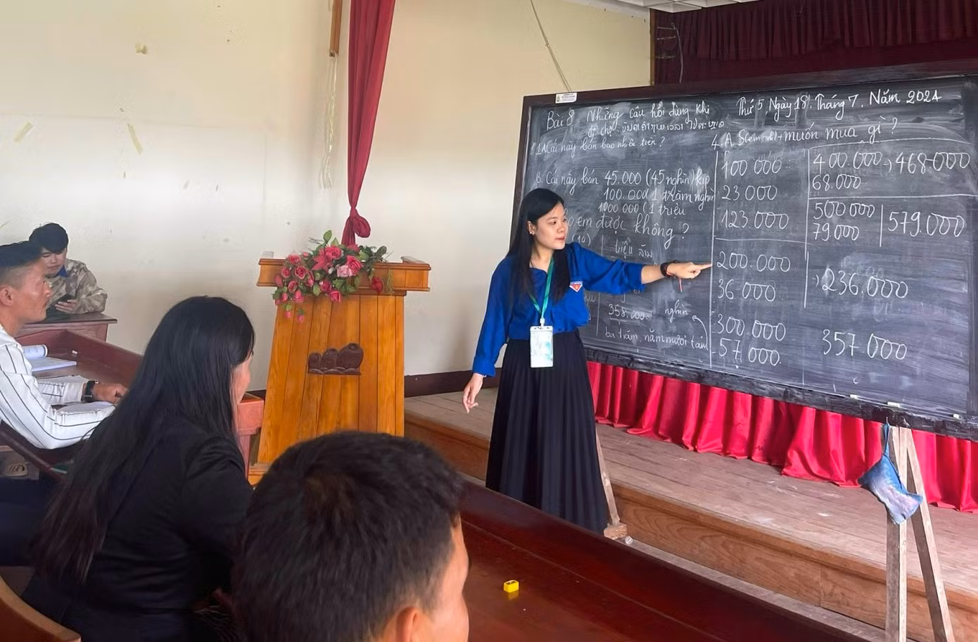 Ngoài dạy chữ, các đoàn viên thanh niên còn dạy con số và các mệnh giá tiền của Việt Nam. "Quá trình dạy chúng em đưa những tờ tiền Việt Nam ra giới thiệu cho mọi người để sau này khi họ đi công tác có thể hiểu và sử dụng thành thạo tiền tại Việt Nam. Chúng em cũng giới thiệu những danh lam thắng cảnh quê hương đất nước đến với các bạn Lào", Lương Thị Vân Anh chia sẻ.