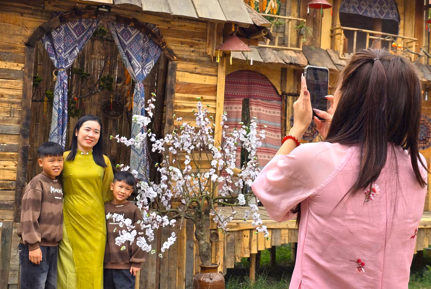 Nhiều khu vực được nhà chùa thiết kế gợi nhớ đến cảnh đón Tết xa xưa để du khách đến tham quan, chụp hình lưu niệm.