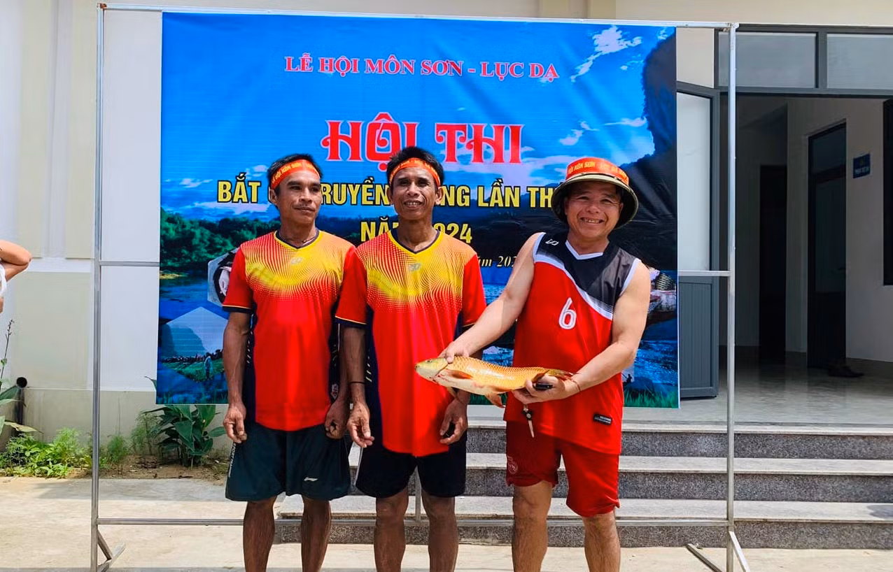 Sau hơn 2 giờ đồng hồ thi bắt cá, các đội đã mang cá về khu vực Ban tổ chức để cân. Kết quả, đội Bắc Sơn giành giải nhất khi bắt được hơn 17 kg cá. Hai đội Tân Sơn và Làng Yên bắt 14-15 kg giành giải nhì và giải ba. Sau khi kết thúc, số cá này sẽ được các đội chia cho thành viên đội mình về làm thức ăn.