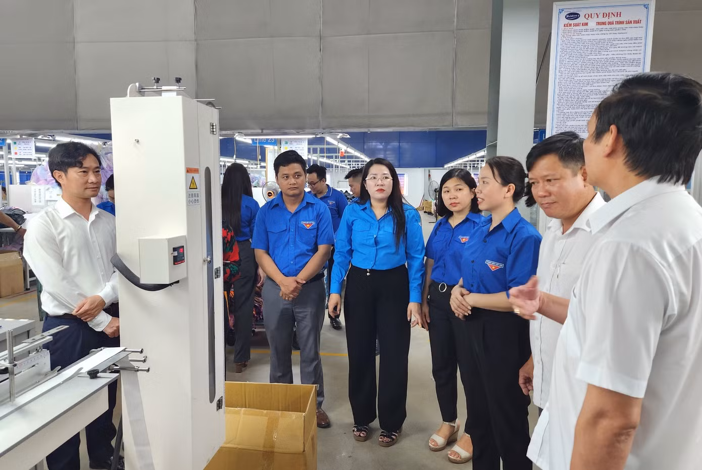 Trước đó, đoàn đại biểu đã đến tham quan hoạt động sản xuất tại Công ty CP May Halotexco.