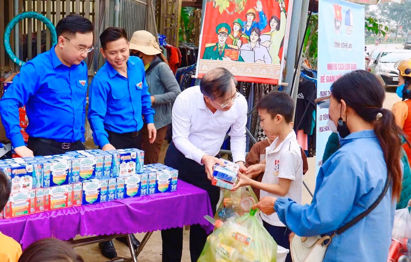 Trong Ngày cao điểm “Tình nguyện xây dựng đô thị văn minh”, 100% cơ sở Đoàn khu vực đô thị trên địa bàn toàn tỉnh Nghệ An đồng loạt hưởng ứng với nhiều hoạt động thiết thực, ý nghĩa đạt được nhiều kết quả nổi bật.