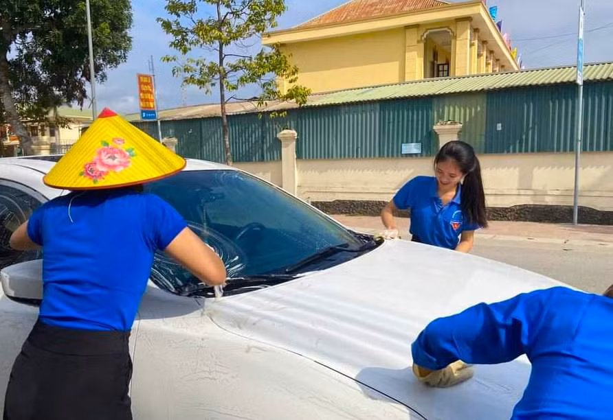 Không phải là một người rửa xe chuyên nghiệp nhưng các nữ đoàn viên vẫn thực hiện thuần thục đầy đủ các quy trình rửa xe cơ bản như tưới bọt, lau xe, xịt nước, lau khô. Sau khi rửa, những chiếc xe sạch đẹp và làm hài lòng mọi người.