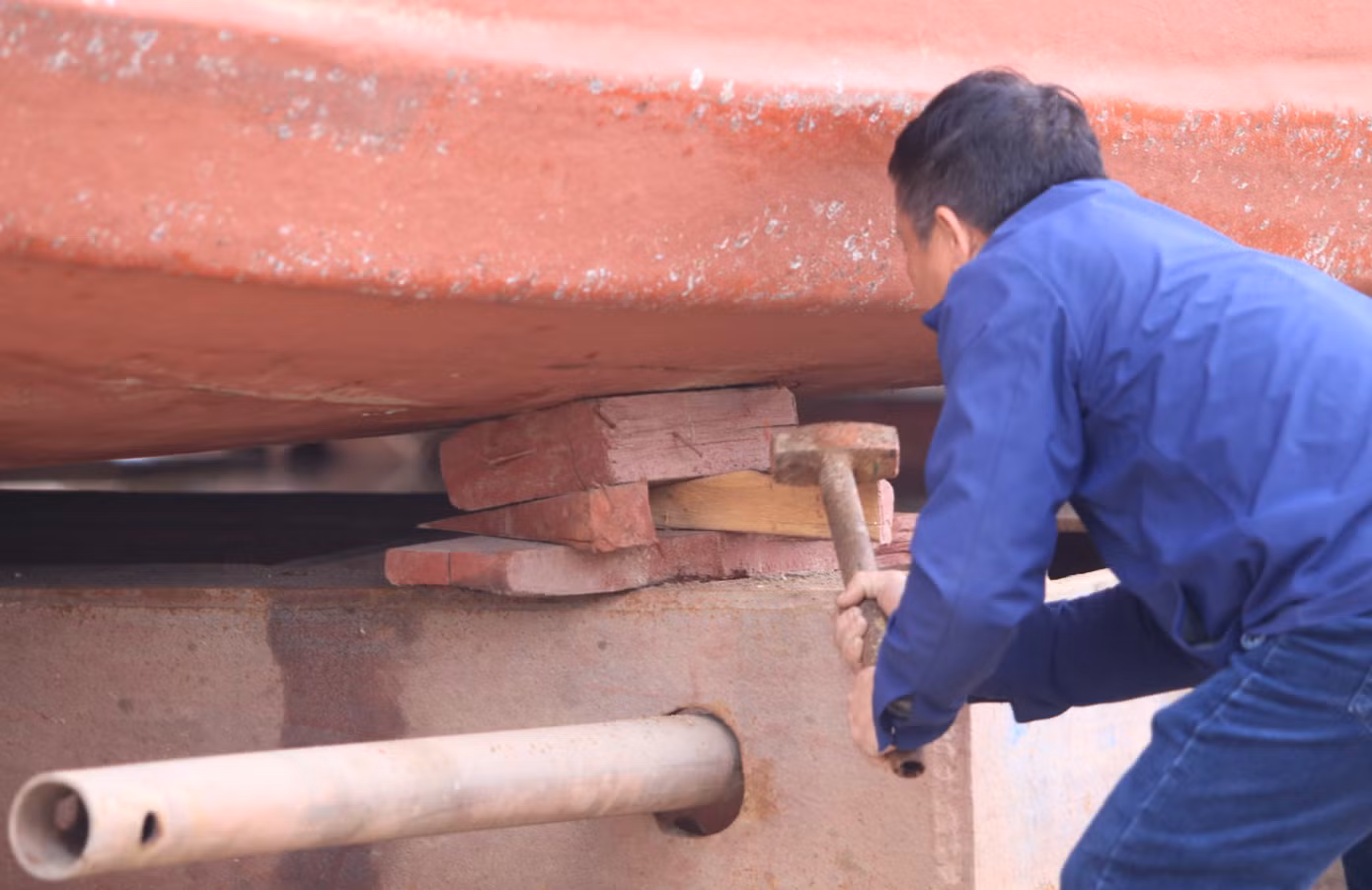 Với các tàu cá công suất lớn nặng hàng trăm tấn, những người thợ phải kê thân tàu chắc chắn để đảm bảo an toàn trong quá trình sửa chữa.