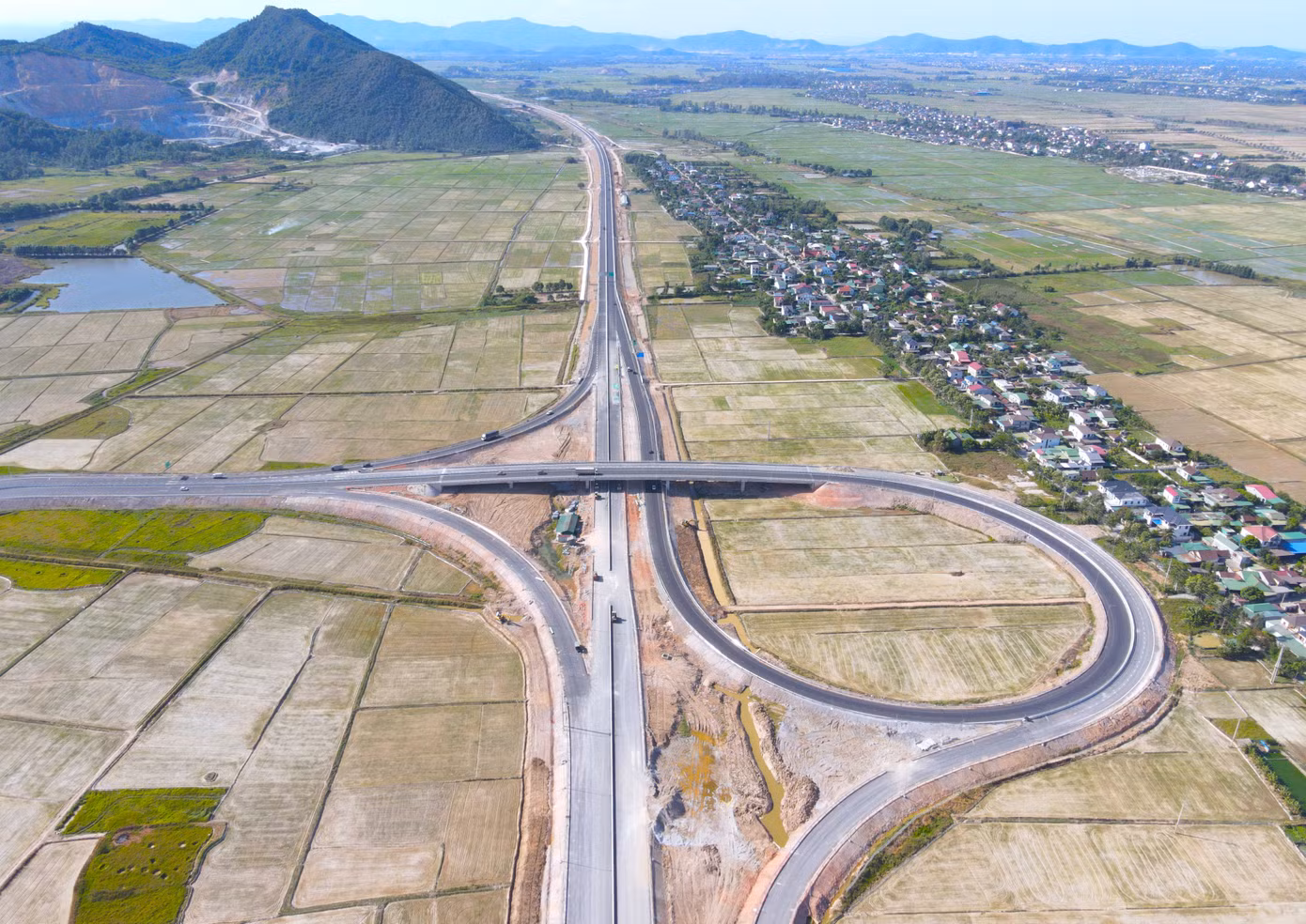 Trước đó, 30 km đầu tiên của cao tốc Diễn Châu - Bãi Vọt được thông xe vào ngày 30/4, đoạn từ nút giao quốc lộ 7 (xã Diễn Cát, huyện Diễn Châu, Nghệ An) về đến nút giao quốc lộ 46 tại xã Hưng Tây (huyện Hưng Nguyên, tỉnh Nghệ An).