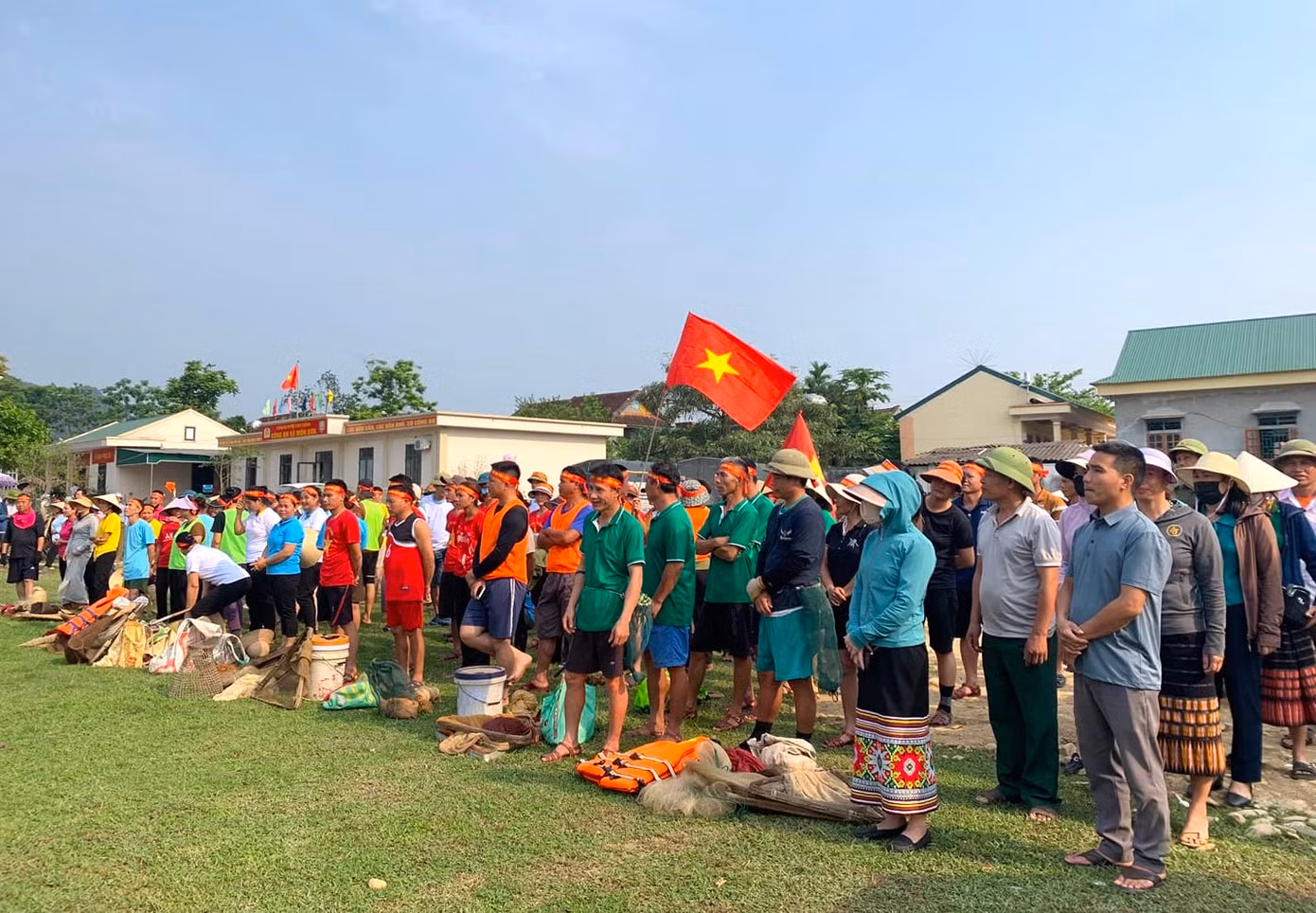 Tham gia hội thi năm nay có 12 đội thi với 84 thành viên đến từ 12 thôn, bản trên địa bàn xã Môn Sơn. Các đội thi ngoài các thành viên nam còn có những thành viên nữ để hỗ trợ. Theo quy định của Ban tổ chức cuộc thi, những người tham gia lễ hội bắt cá chỉ được sử dụng những ngư cụ truyền thống như: Chài, lưới, xúc, nơm, vợt. Các đội được chuẩn bị thuyền nhỏ và kính lặn để phục vụ việc bắt cá.