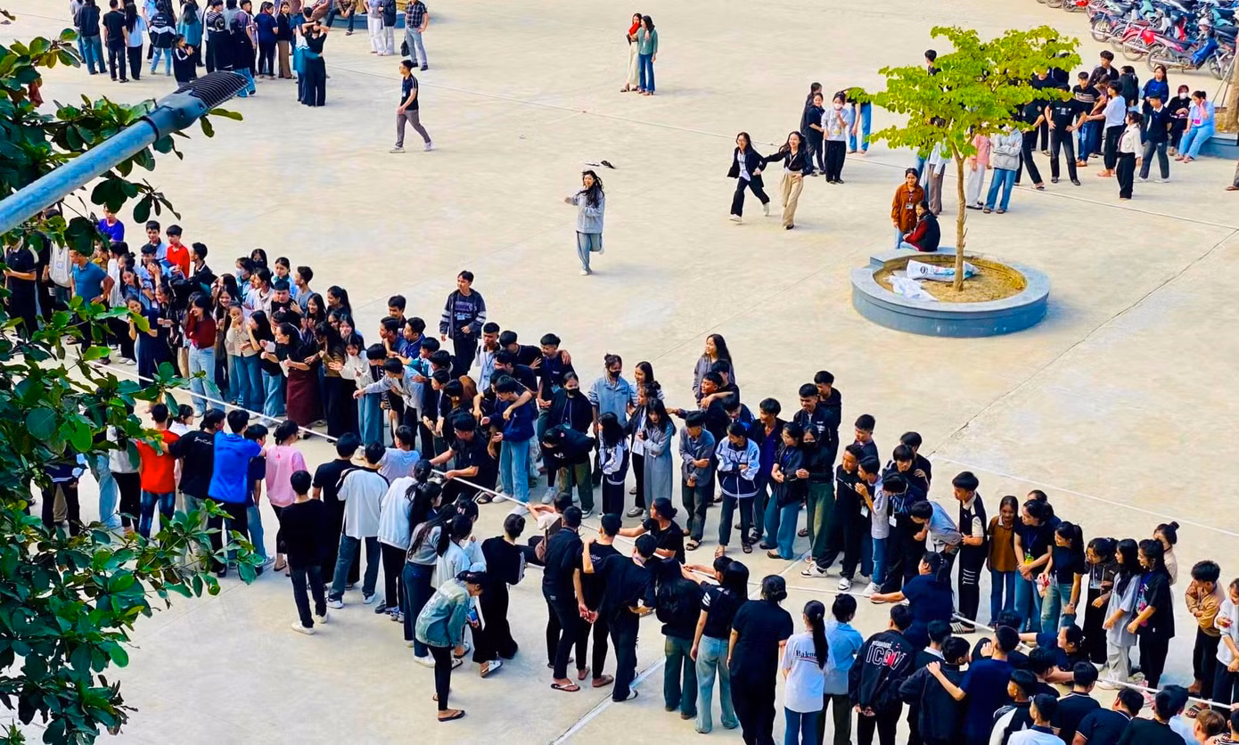 Tại Trường THPT Kỳ Sơn (huyện Kỳ Sơn, Nghệ An), những giờ ra chơi sân trường luôn chật kín học sinh với không khí vui tươi, sôi nổi.
